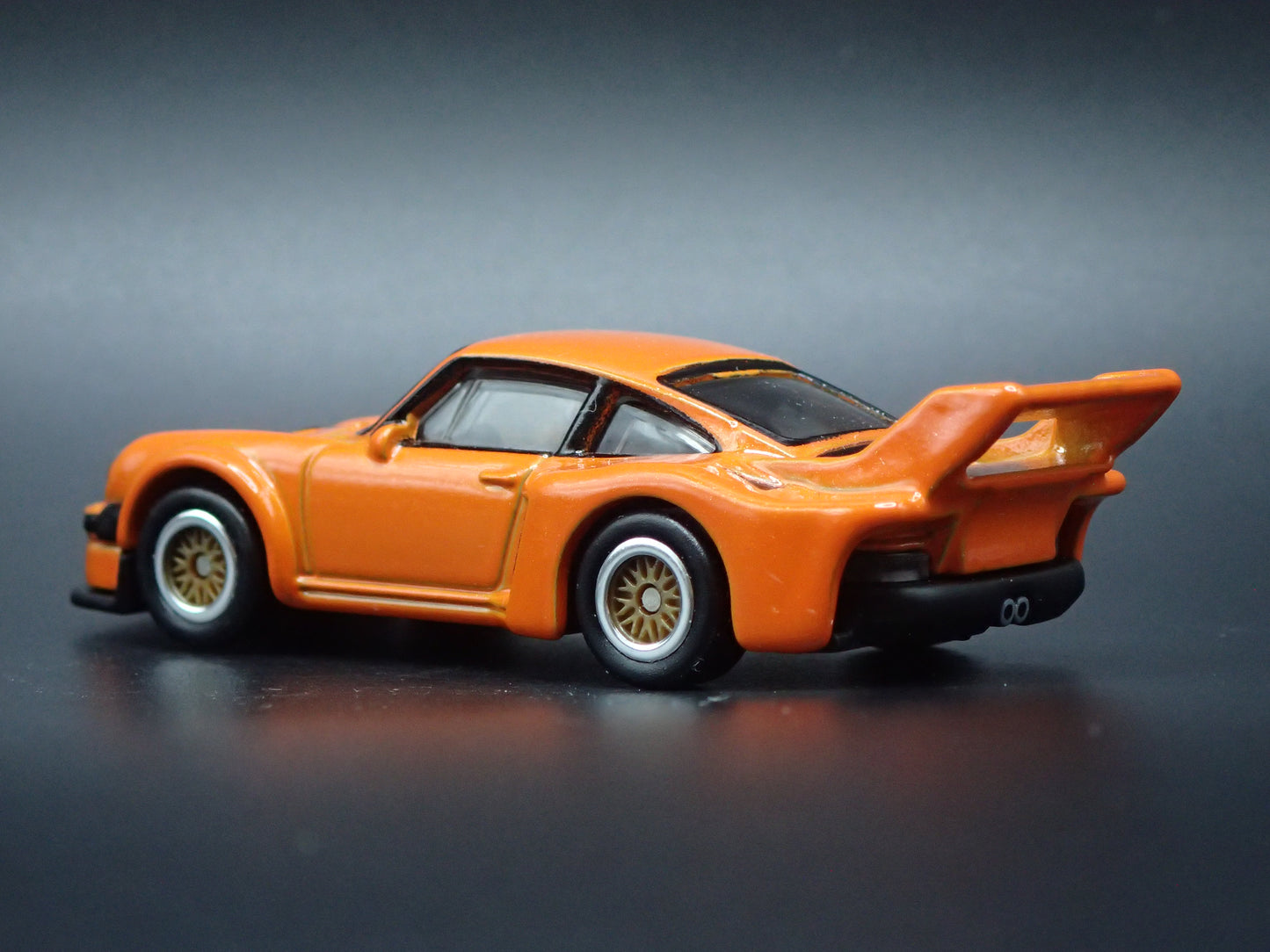 1977 77 PORSCHE 934.5 RACING 1:64 SCALE COLLECTIBLE DIORAMA DIECAST MODEL CAR