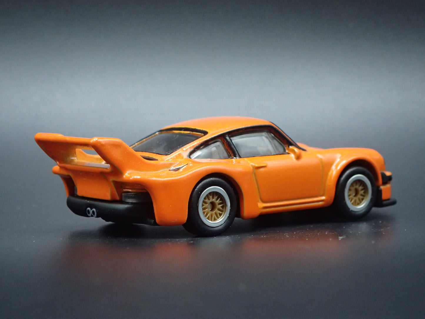 1977 77 PORSCHE 934.5 RACING 1:64 SCALE COLLECTIBLE DIORAMA DIECAST MODEL CAR