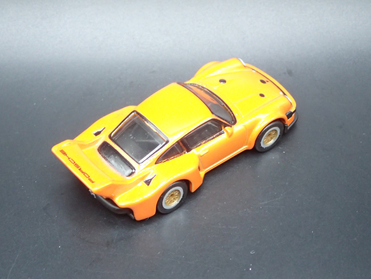 1977 77 PORSCHE 934.5 RACING 1:64 SCALE COLLECTIBLE DIORAMA DIECAST MODEL CAR