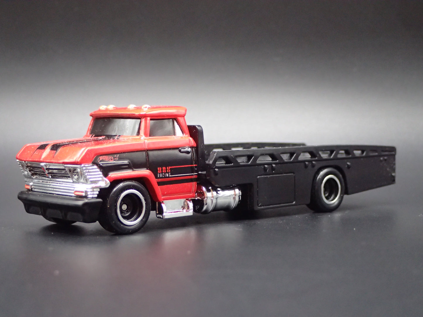 VINTAGE FLATBED CAR HAULER TRUCK RED 1/64 SCALE DIECAST MODEL CAR