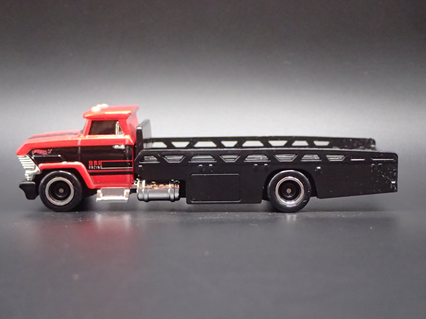 VINTAGE FLATBED CAR HAULER TRUCK RED 1/64 SCALE DIECAST MODEL CAR
