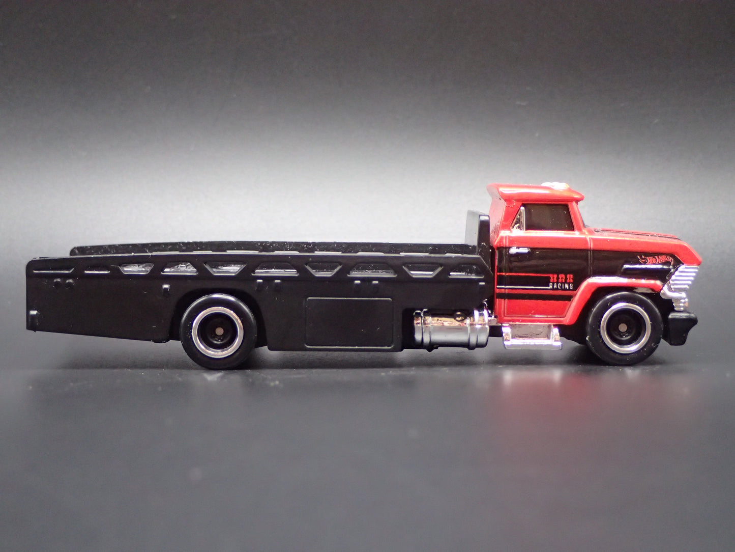 VINTAGE FLATBED CAR HAULER TRUCK RED 1/64 SCALE DIECAST MODEL CAR