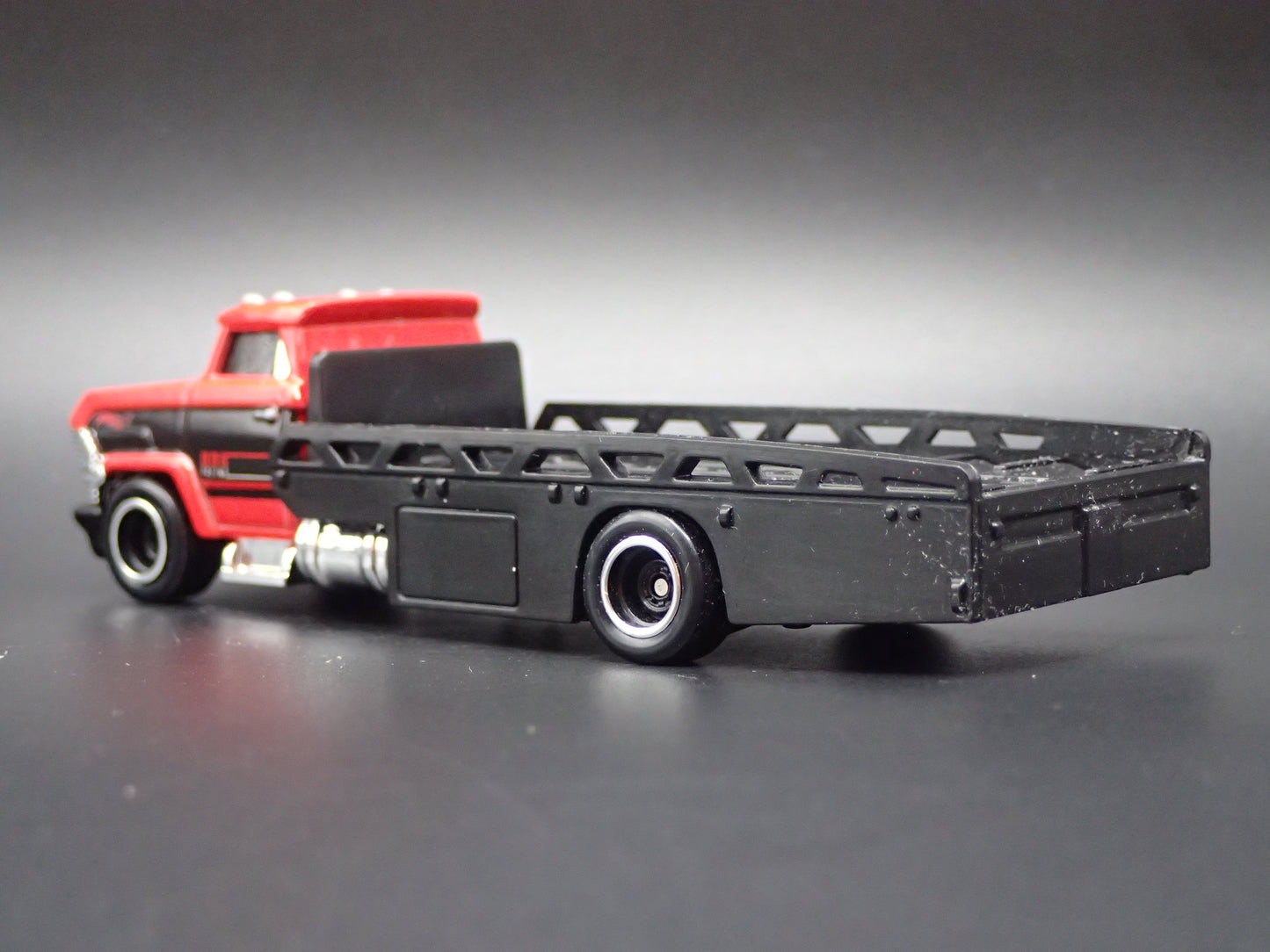 VINTAGE FLATBED CAR HAULER TRUCK RED 1/64 SCALE DIECAST MODEL CAR