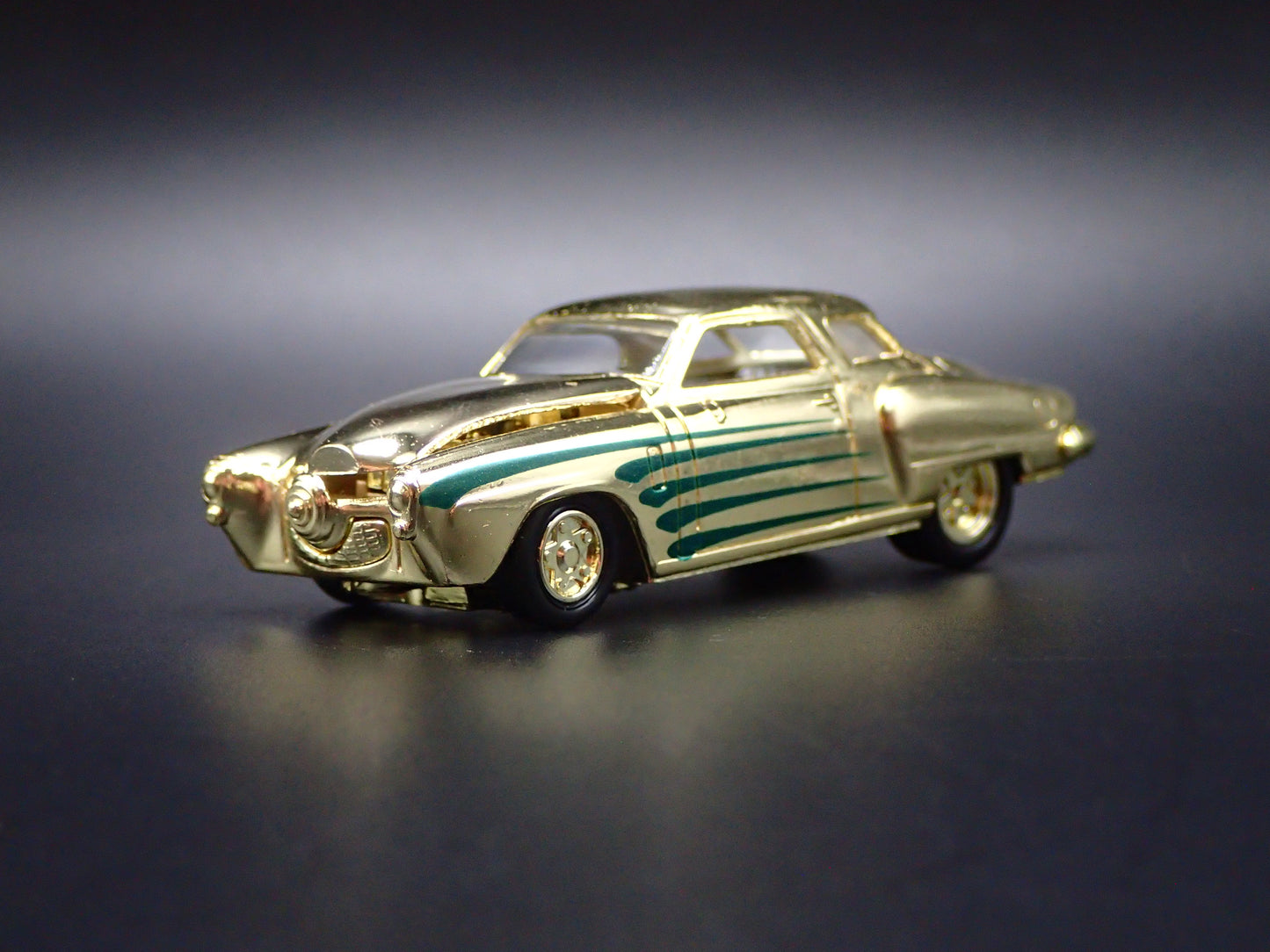 1951 STUDEBAKER COMMANDER 1:64 SCALE COLLECTIBLE DIORAMA DIECAST MODEL CAR