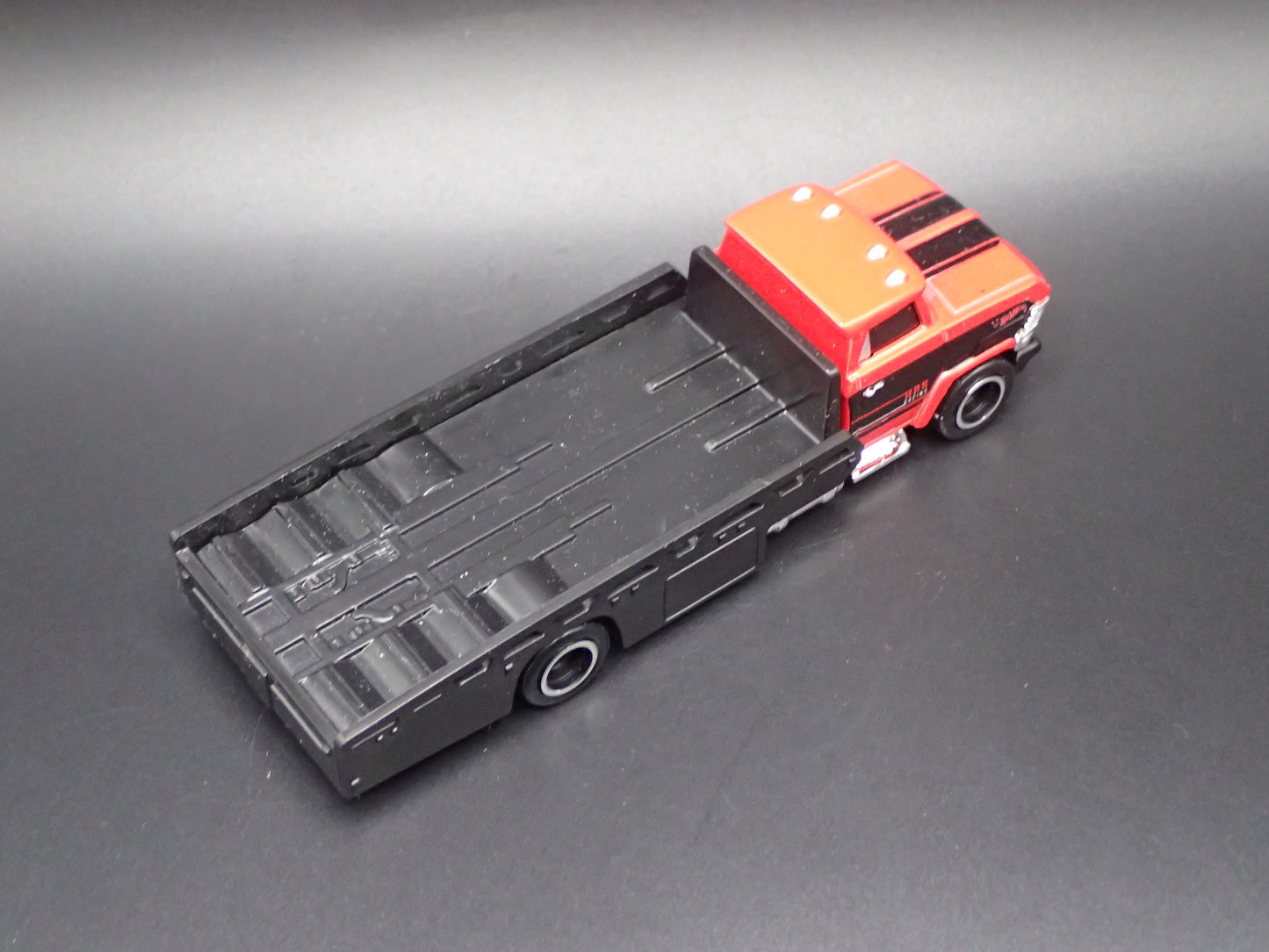 VINTAGE FLATBED CAR HAULER TRUCK RED 1/64 SCALE DIECAST MODEL CAR