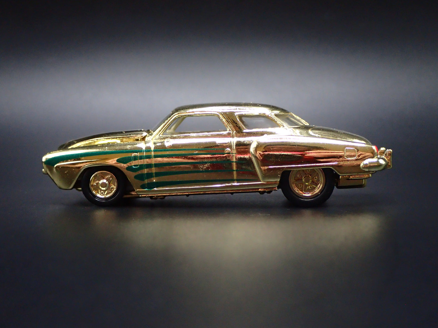 1951 STUDEBAKER COMMANDER 1:64 SCALE COLLECTIBLE DIORAMA DIECAST MODEL CAR