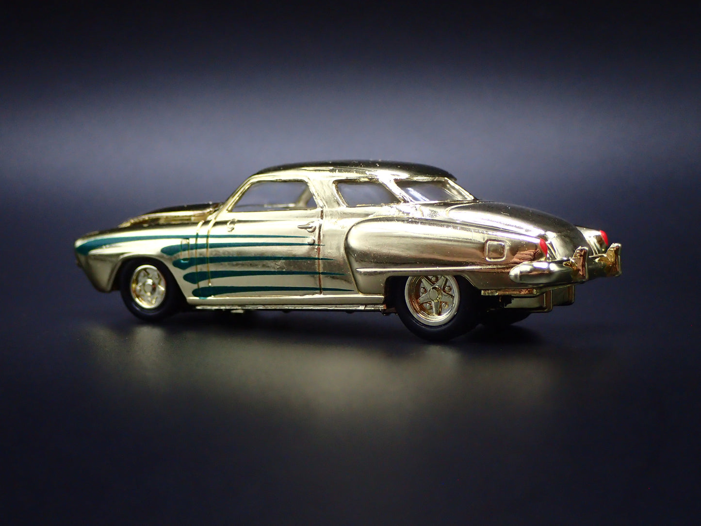 1951 STUDEBAKER COMMANDER 1:64 SCALE COLLECTIBLE DIORAMA DIECAST MODEL CAR