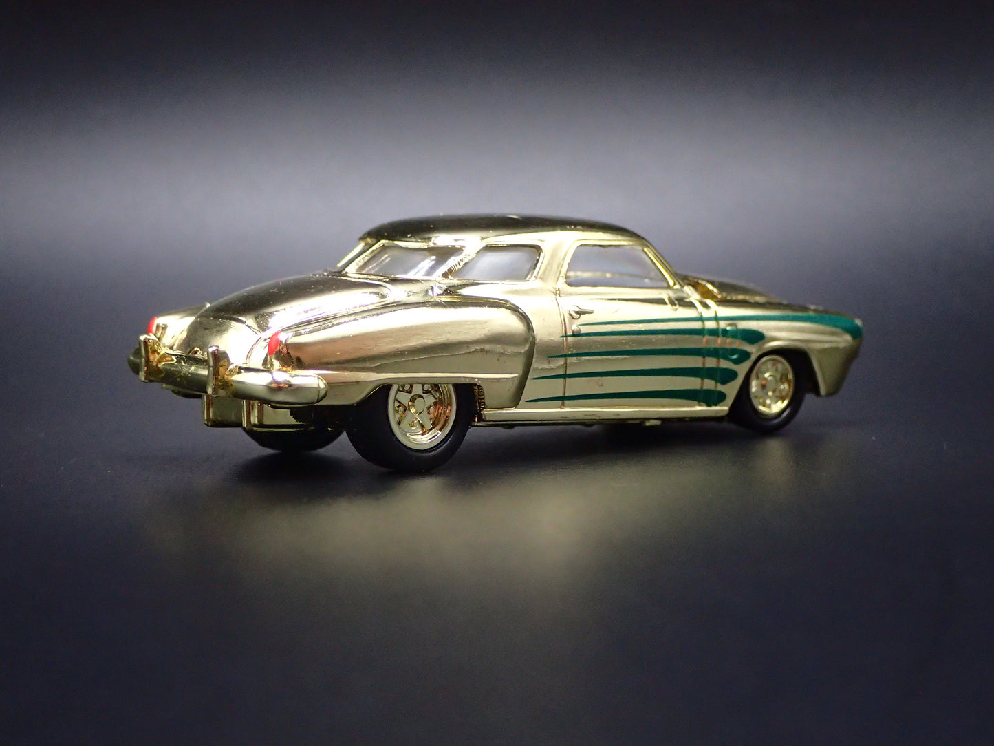 1951 STUDEBAKER COMMANDER 1:64 SCALE COLLECTIBLE DIORAMA DIECAST MODEL CAR