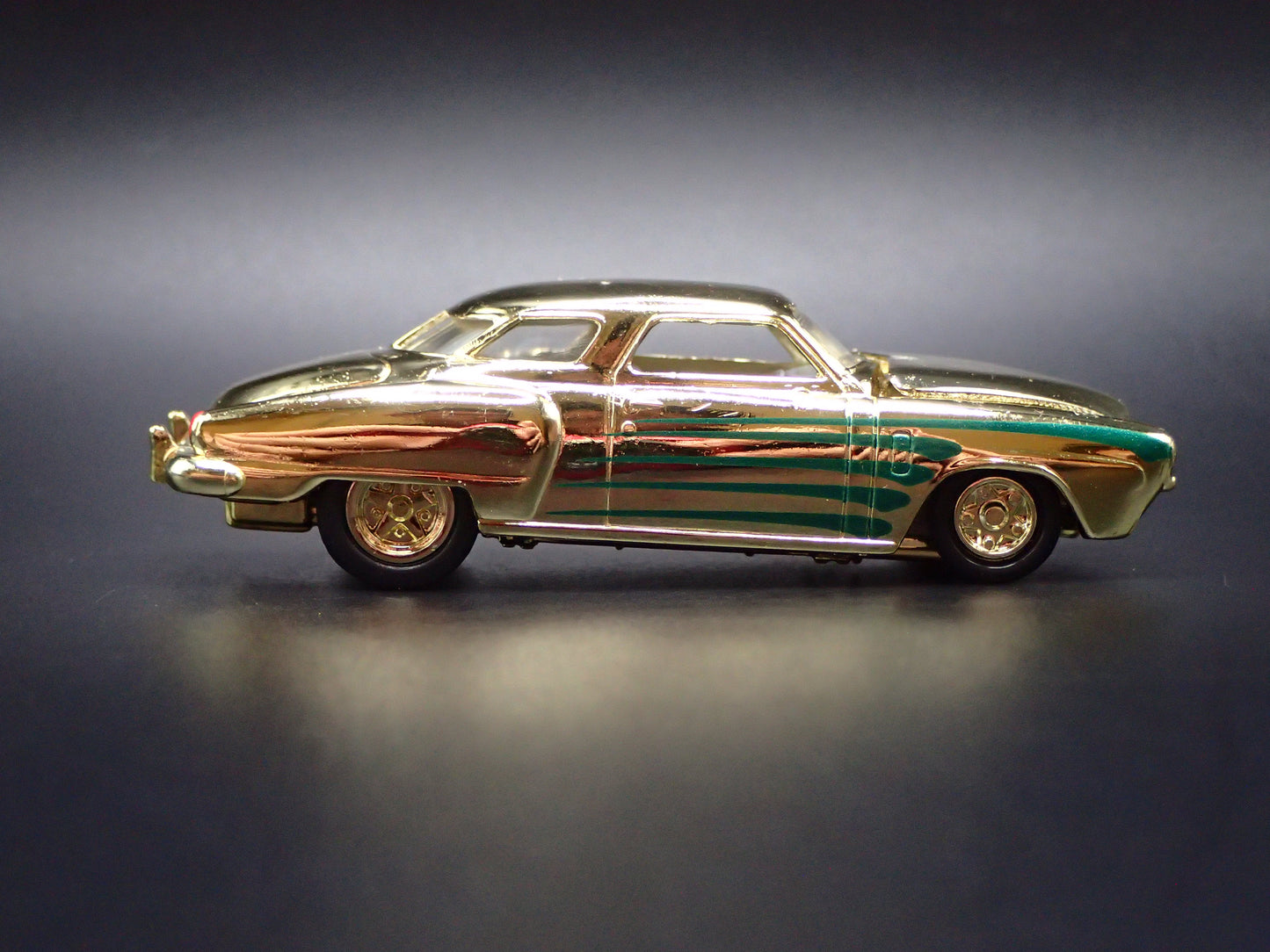 1951 STUDEBAKER COMMANDER 1:64 SCALE COLLECTIBLE DIORAMA DIECAST MODEL CAR