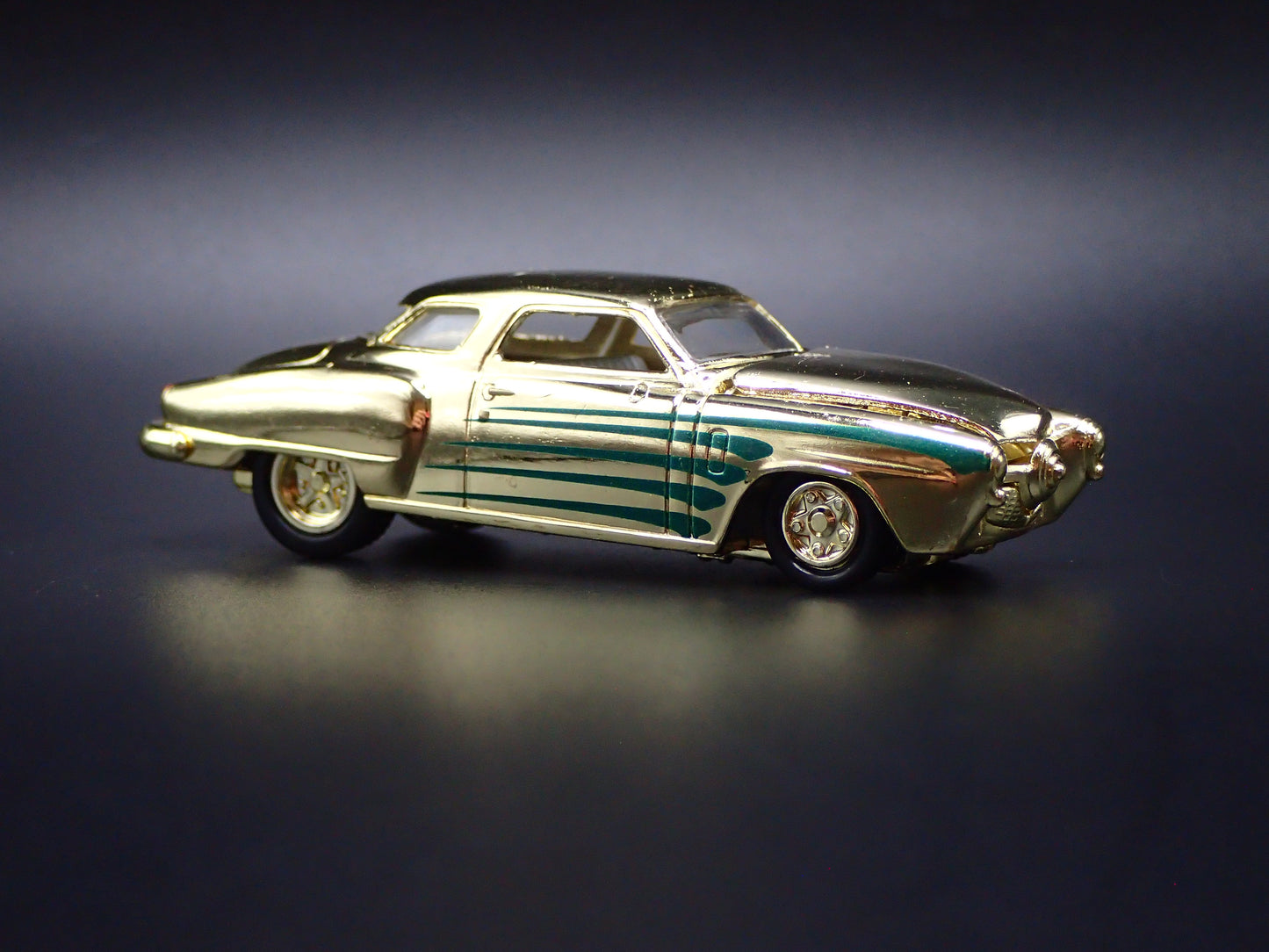1951 STUDEBAKER COMMANDER 1:64 SCALE COLLECTIBLE DIORAMA DIECAST MODEL CAR