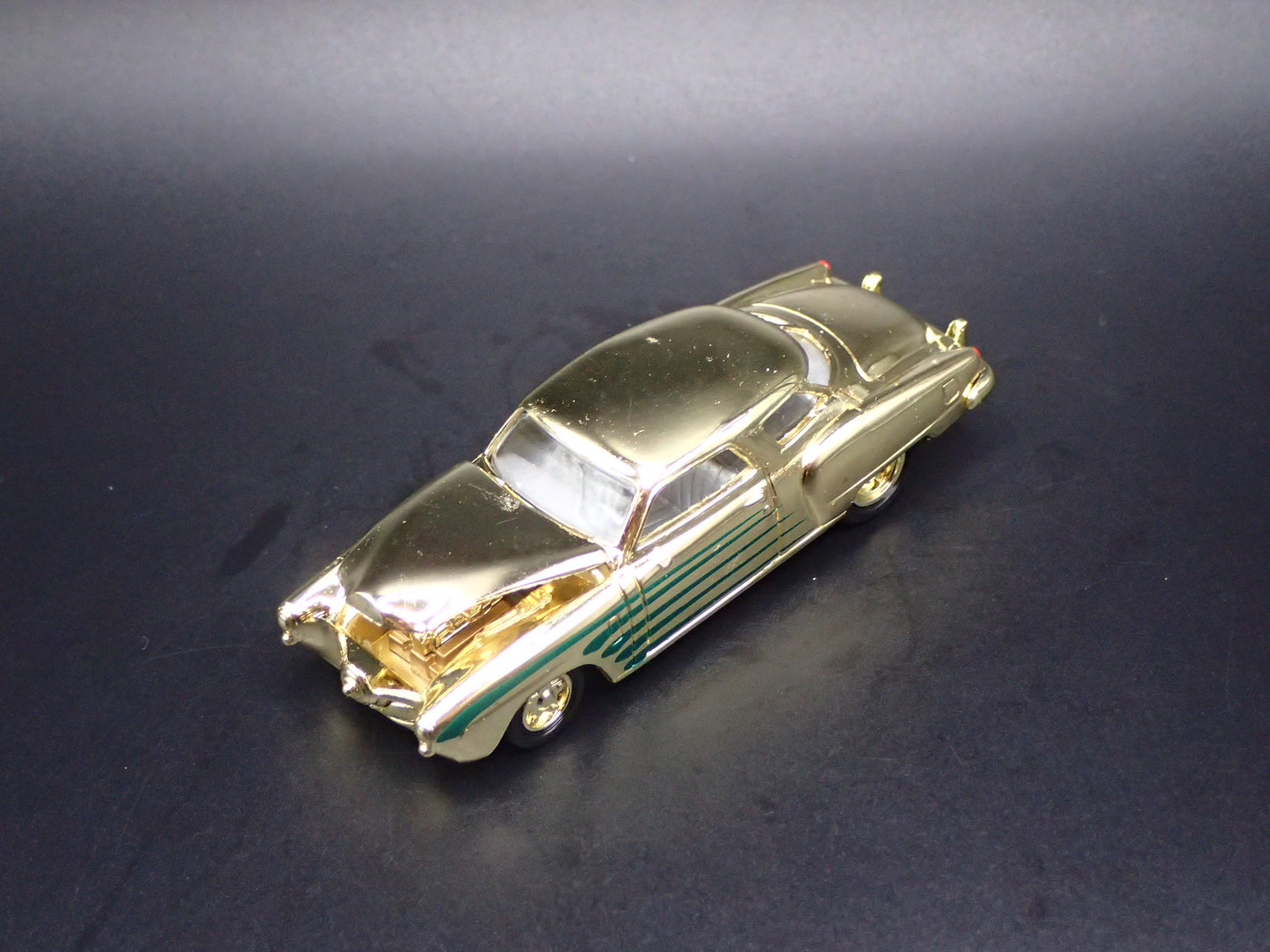 1951 STUDEBAKER COMMANDER 1:64 SCALE COLLECTIBLE DIORAMA DIECAST MODEL CAR