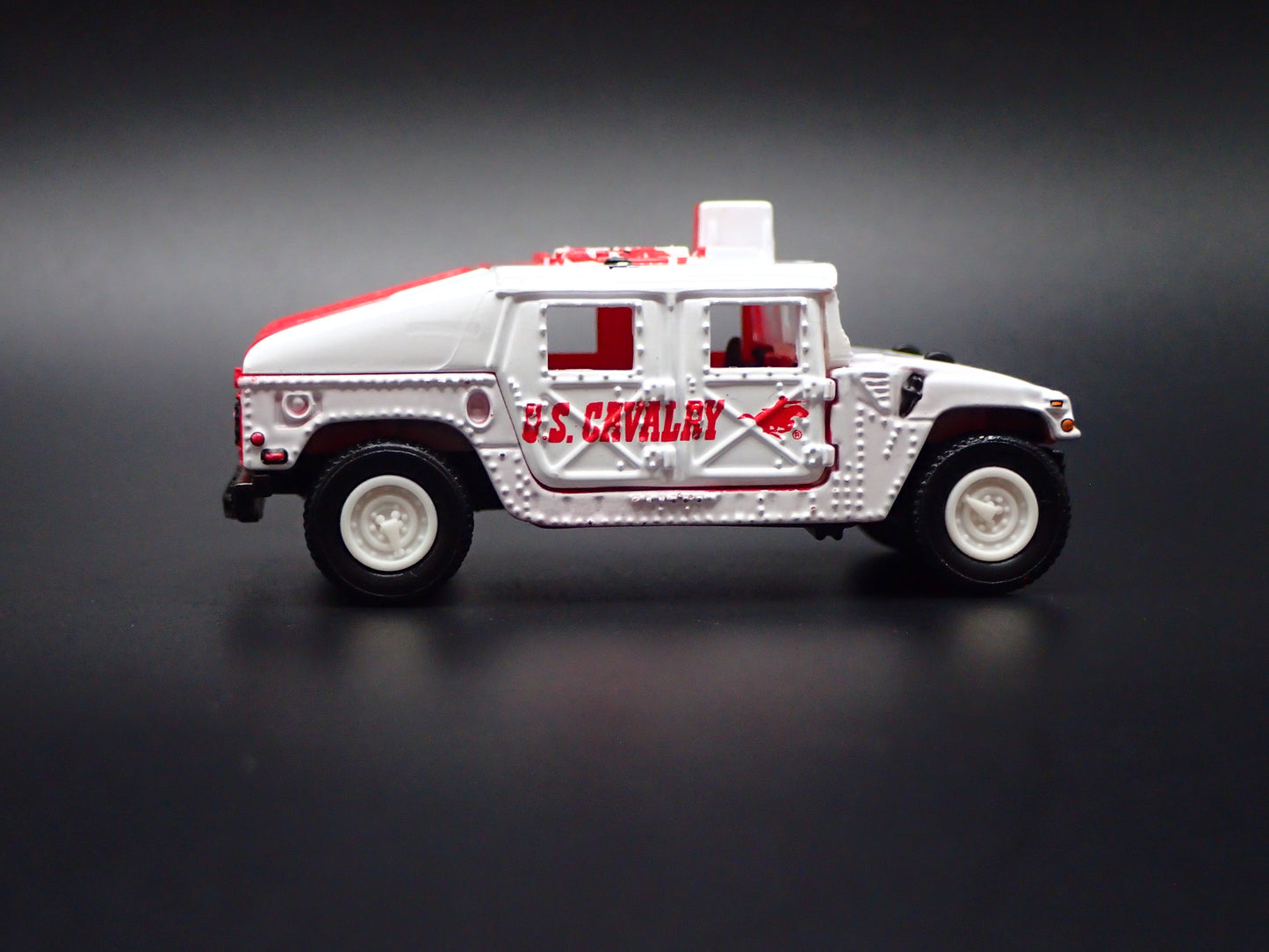 1992-2006 HUMMER H1 HUMVEE US CAVALRY RED 1:64 SCALE DIORAMA DIECAST MODEL CAR