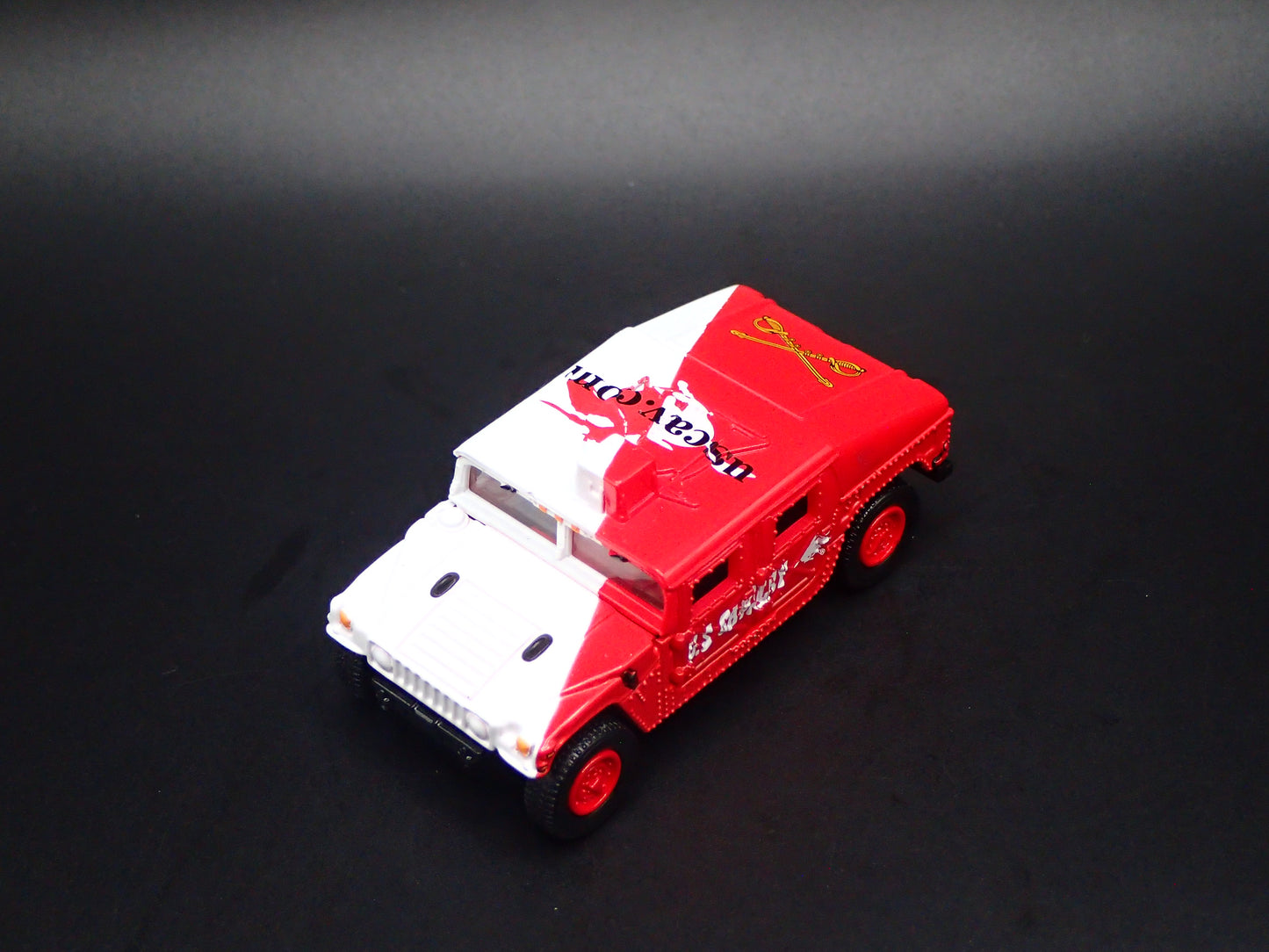 1992-2006 HUMMER H1 HUMVEE US CAVALRY RED 1:64 SCALE DIORAMA DIECAST MODEL CAR