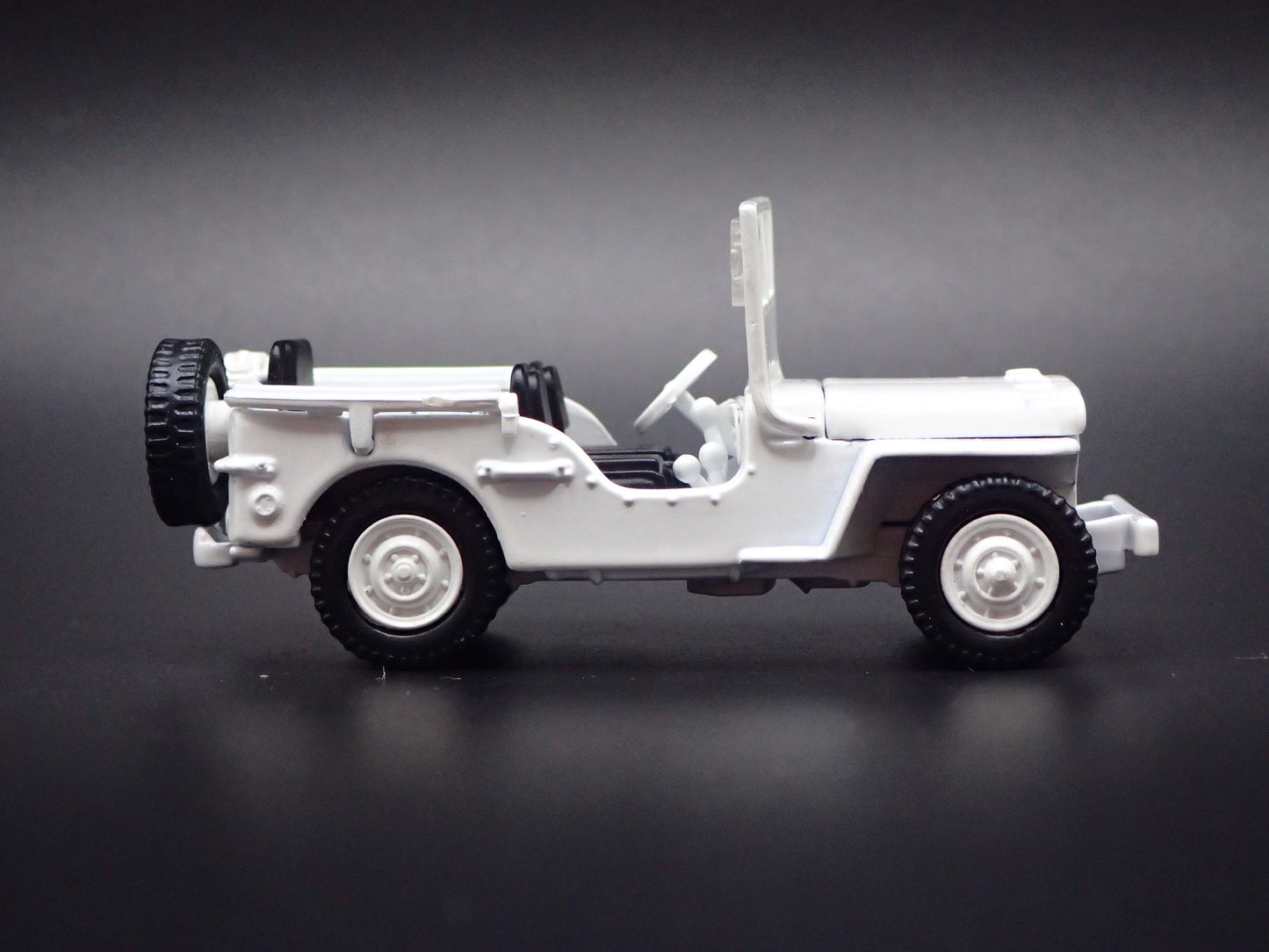 1941-1945 JEEP WILLYS WHITE 1:64 SCALE COLLECTIBLE DIORAMA DIECAST MODEL CAR