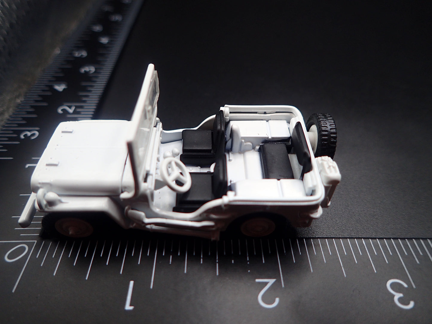 1941-1945 JEEP WILLYS WHITE 1:64 SCALE COLLECTIBLE DIORAMA DIECAST MODEL CAR