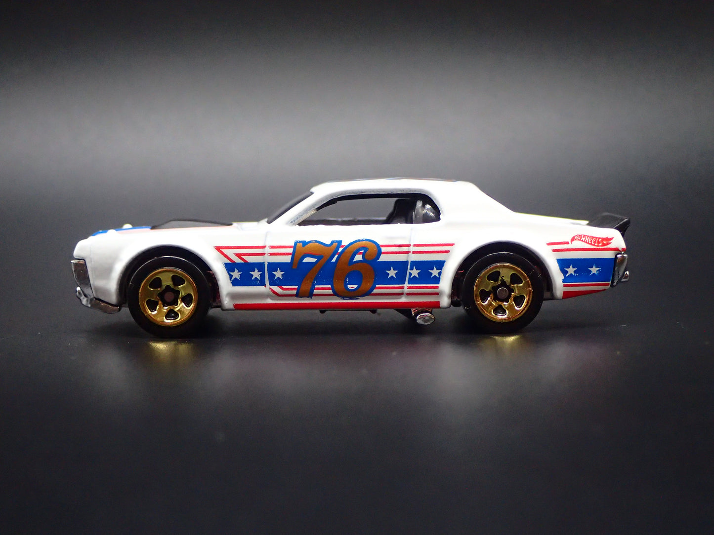 1968 68 MERC MERCURY COUGAR 1/64 SCALE COLLECTIBLE DIORAMA DIECAST MODEL CAR