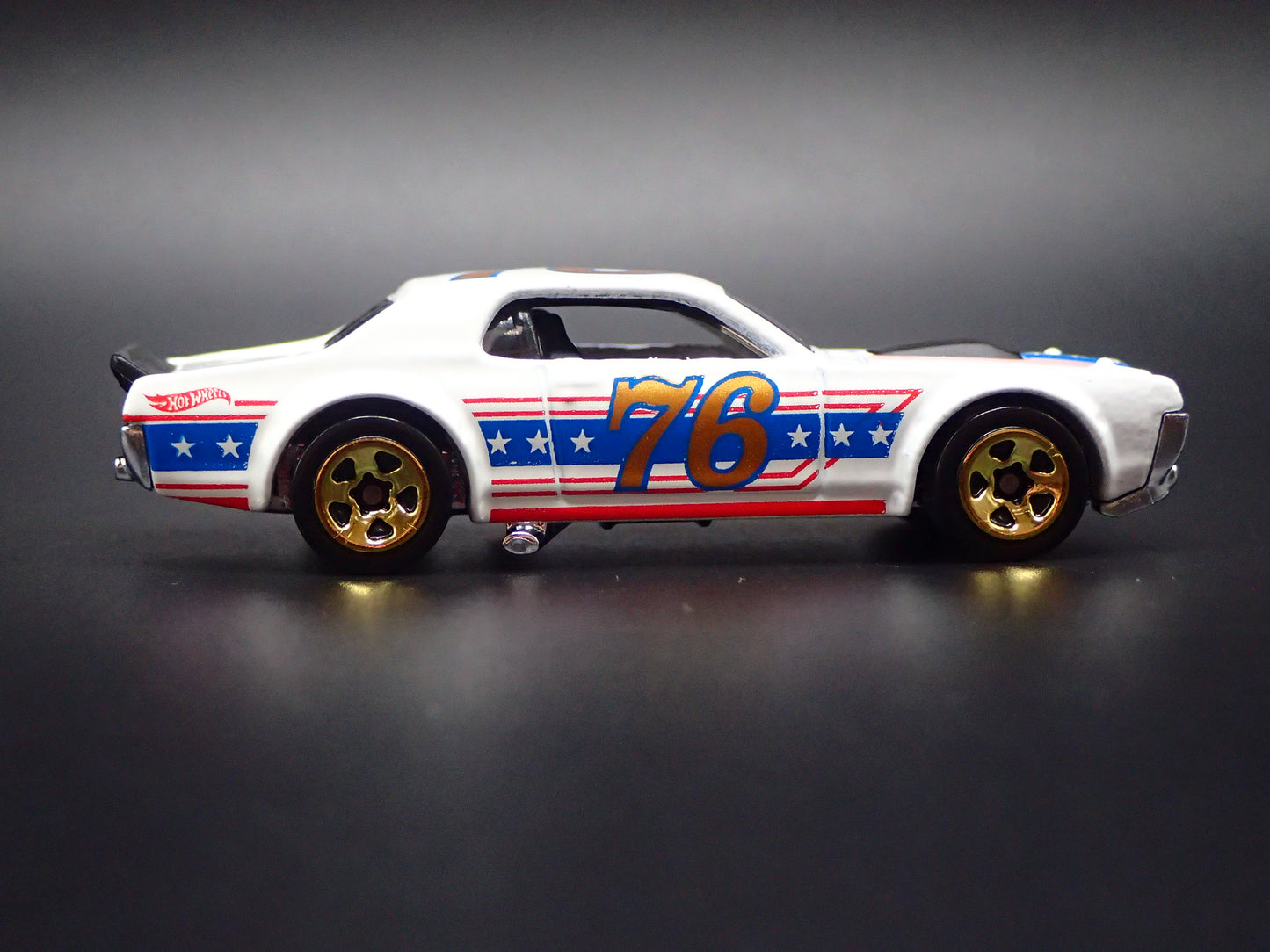 1968 68 MERC MERCURY COUGAR 1/64 SCALE COLLECTIBLE DIORAMA DIECAST MODEL CAR