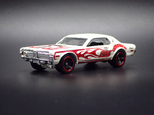 1968 68 MERC MERCURY COUGAR 1/64 SCALE COLLECTIBLE DIORAMA DIECAST MODEL CAR