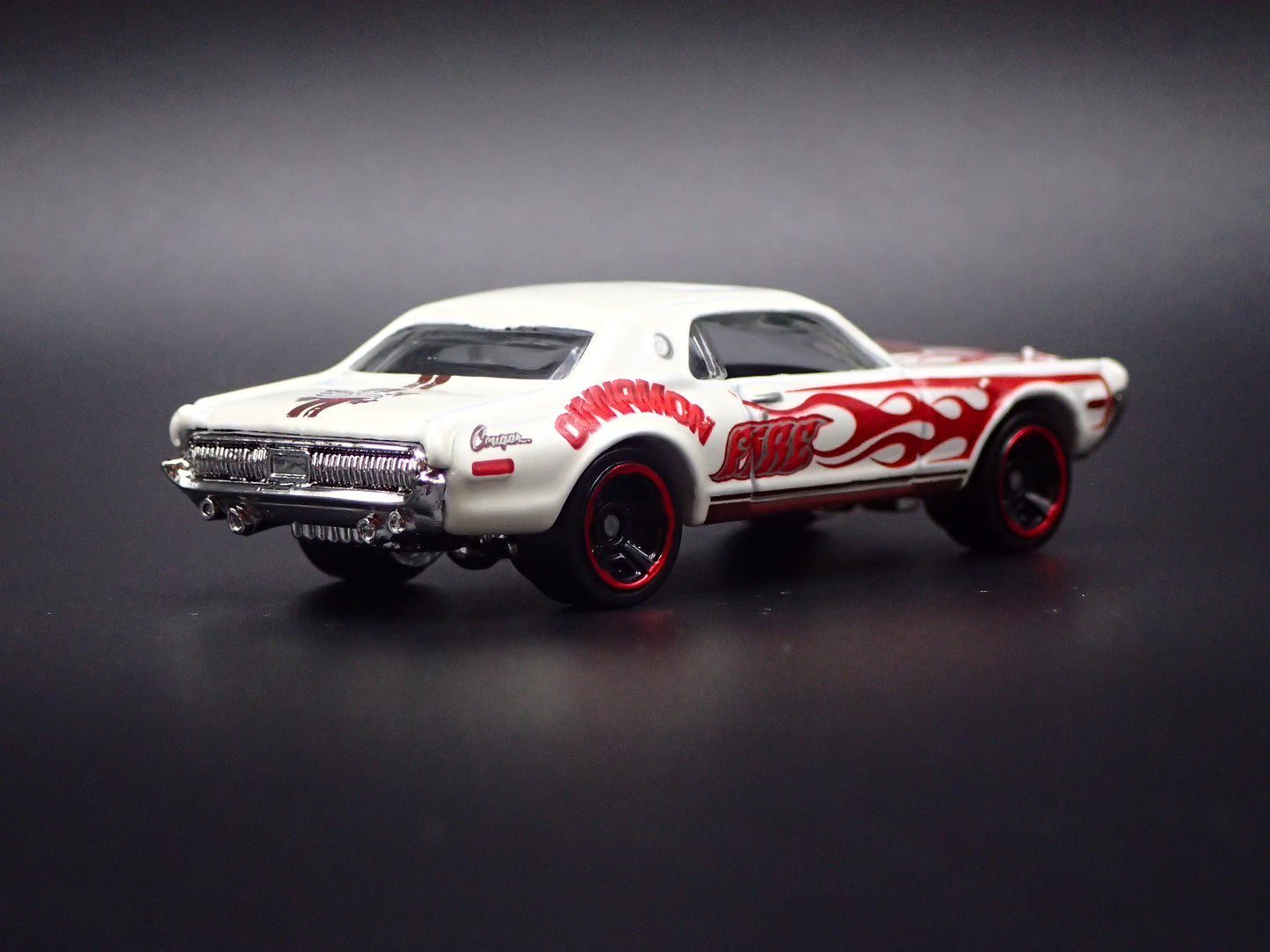 1968 68 MERC MERCURY COUGAR 1/64 SCALE COLLECTIBLE DIORAMA DIECAST MODEL CAR