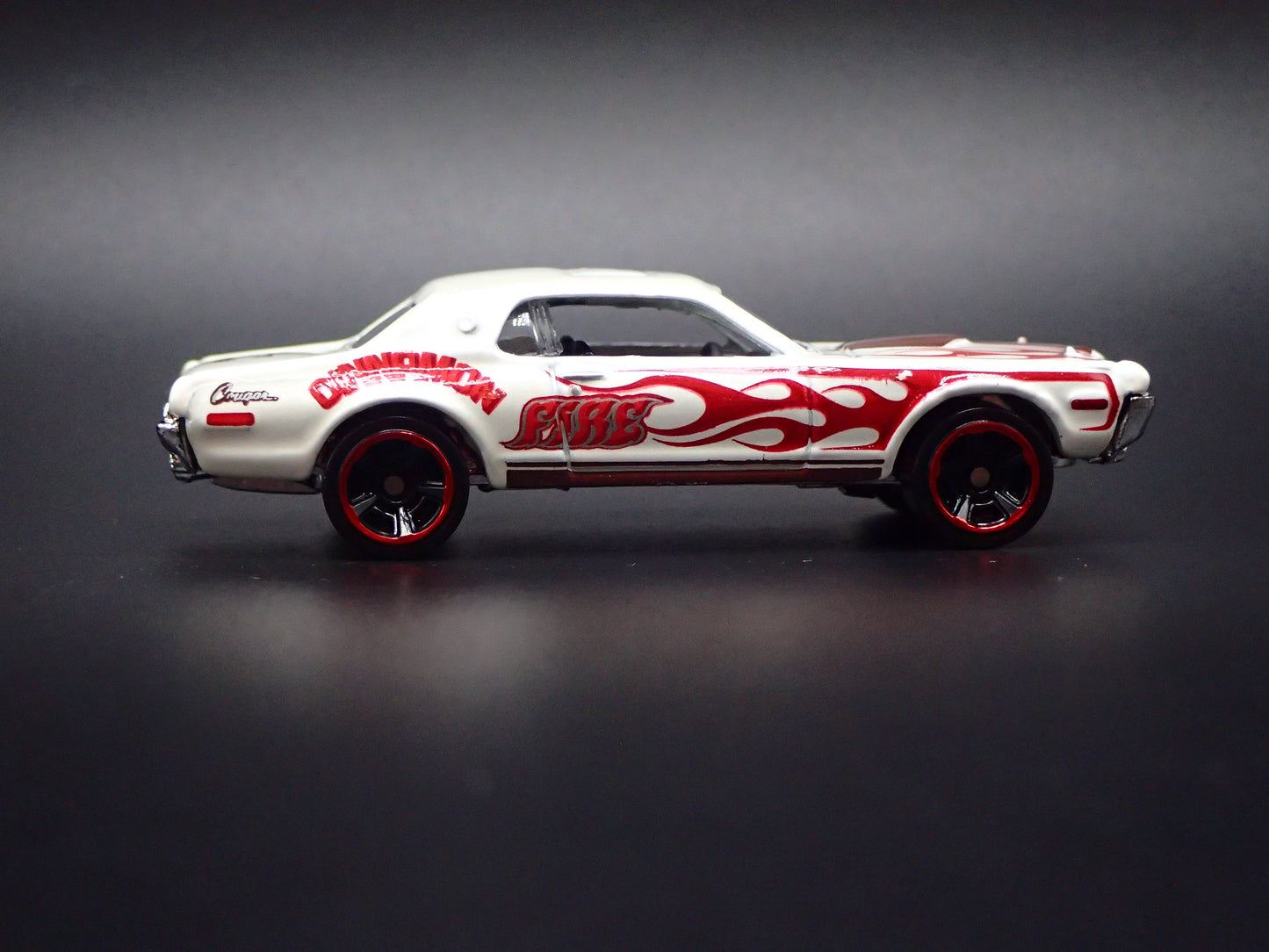1968 68 MERC MERCURY COUGAR 1/64 SCALE COLLECTIBLE DIORAMA DIECAST MODEL CAR