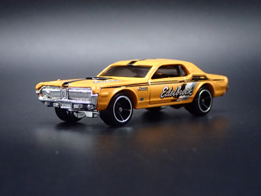 1968 68 MERC MERCURY COUGAR 1/64 SCALE COLLECTIBLE DIORAMA DIECAST MODEL CAR