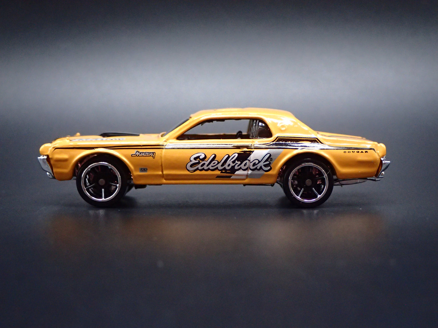 1968 68 MERC MERCURY COUGAR 1/64 SCALE COLLECTIBLE DIORAMA DIECAST MODEL CAR