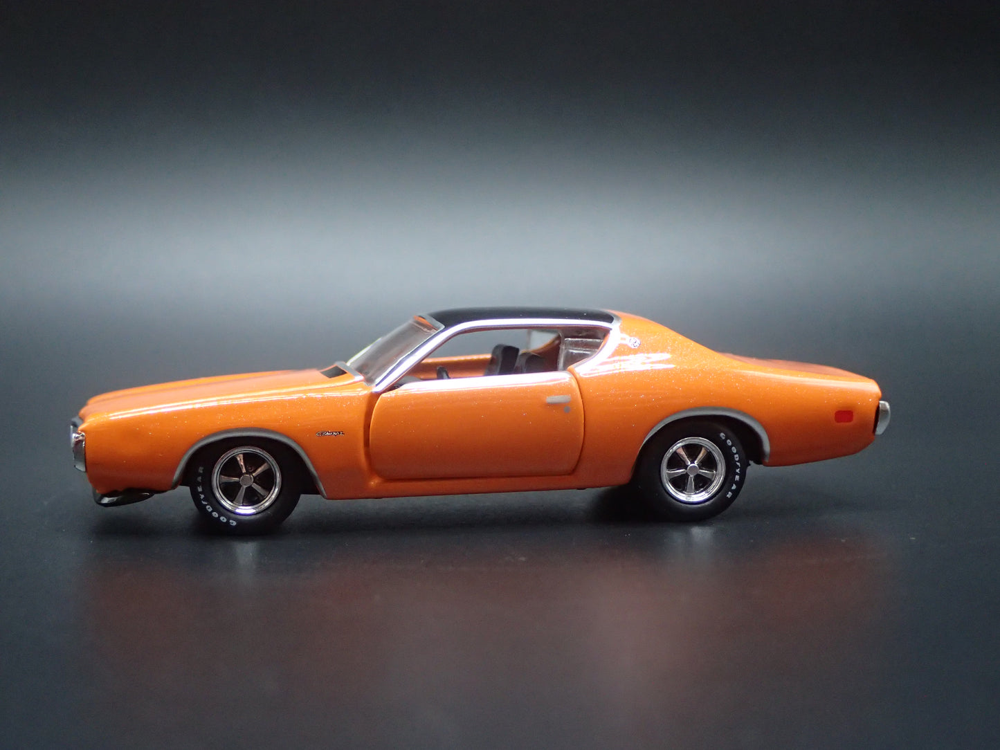 1971 71 DODGE CHARGER SE 383 1:64 SCALE COLLECTIBLE DIORAMA DIECAST MODEL CAR