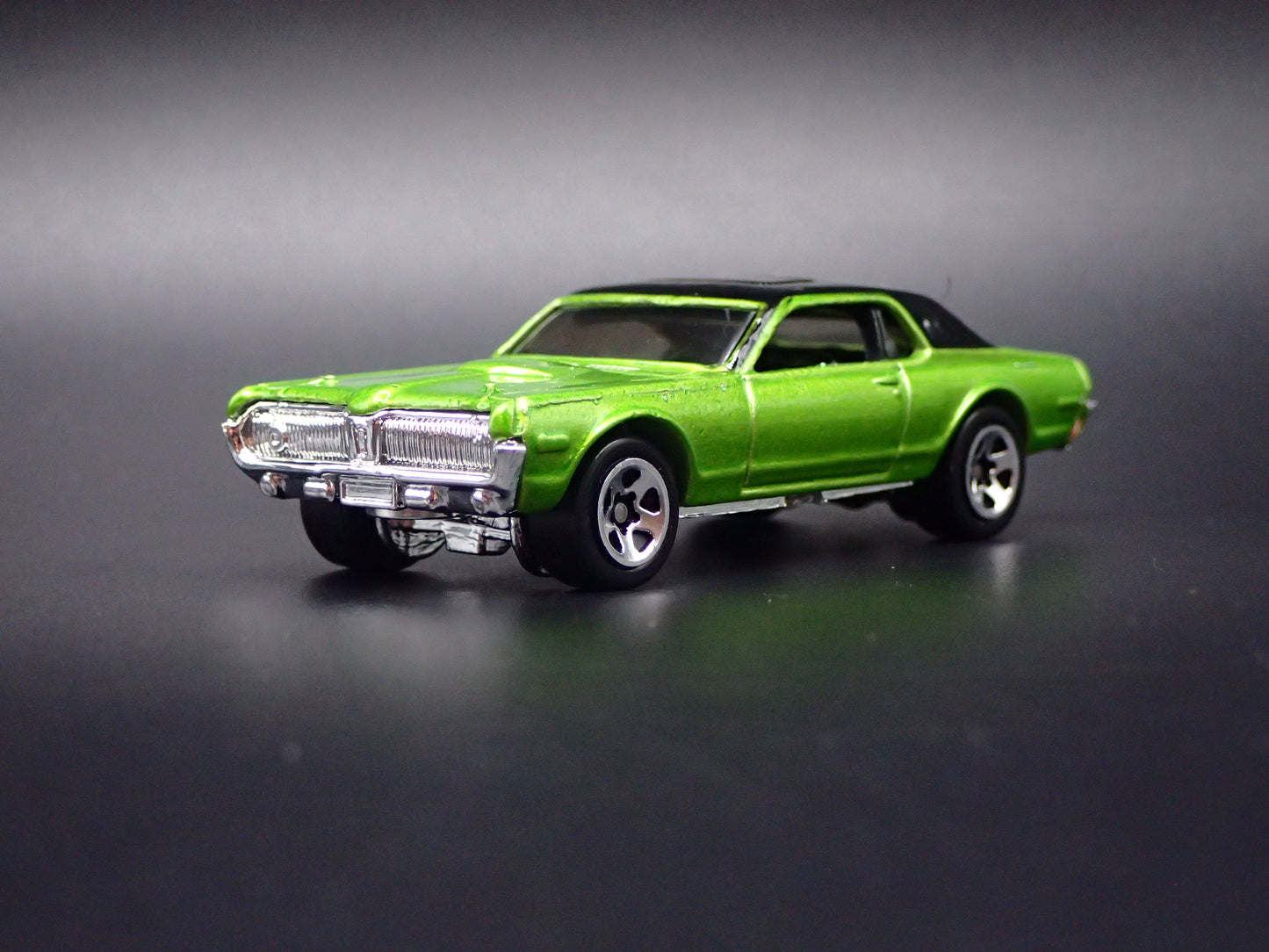 1968 68 MERC MERCURY COUGAR 1/64 SCALE COLLECTIBLE DIORAMA DIECAST MODEL CAR