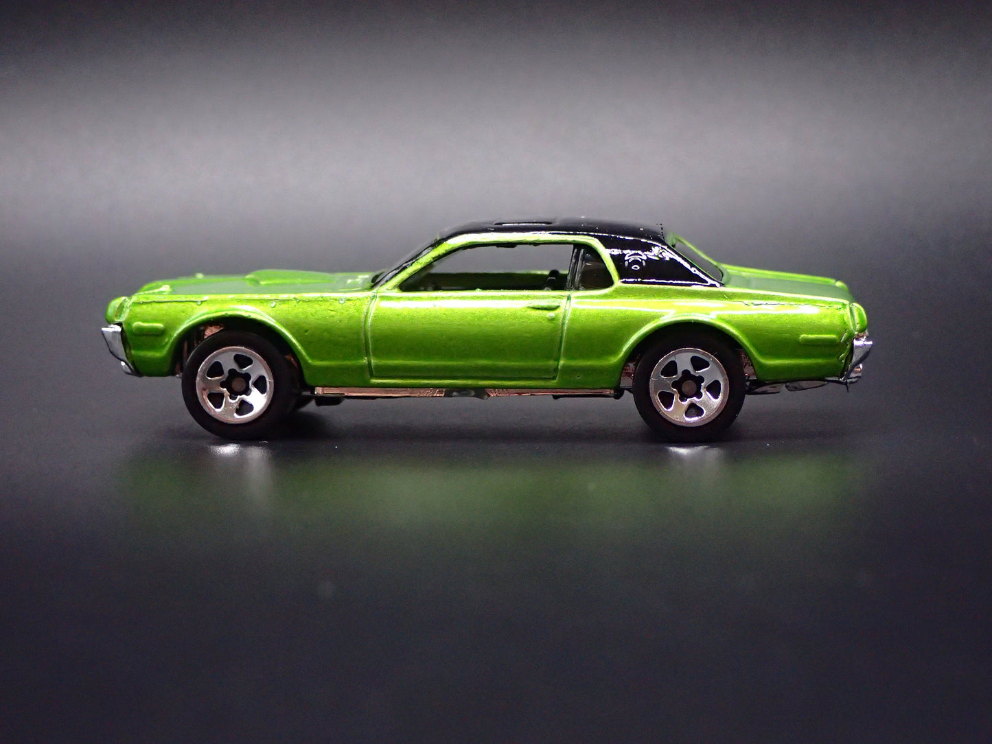 1968 68 MERC MERCURY COUGAR 1/64 SCALE COLLECTIBLE DIORAMA DIECAST MODEL CAR