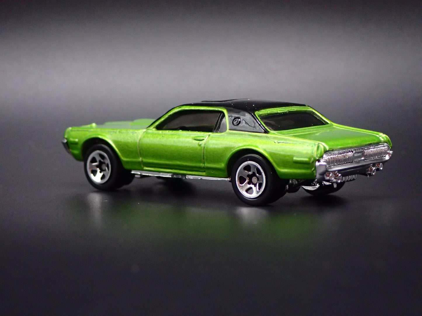 1968 68 MERC MERCURY COUGAR 1/64 SCALE COLLECTIBLE DIORAMA DIECAST MODEL CAR