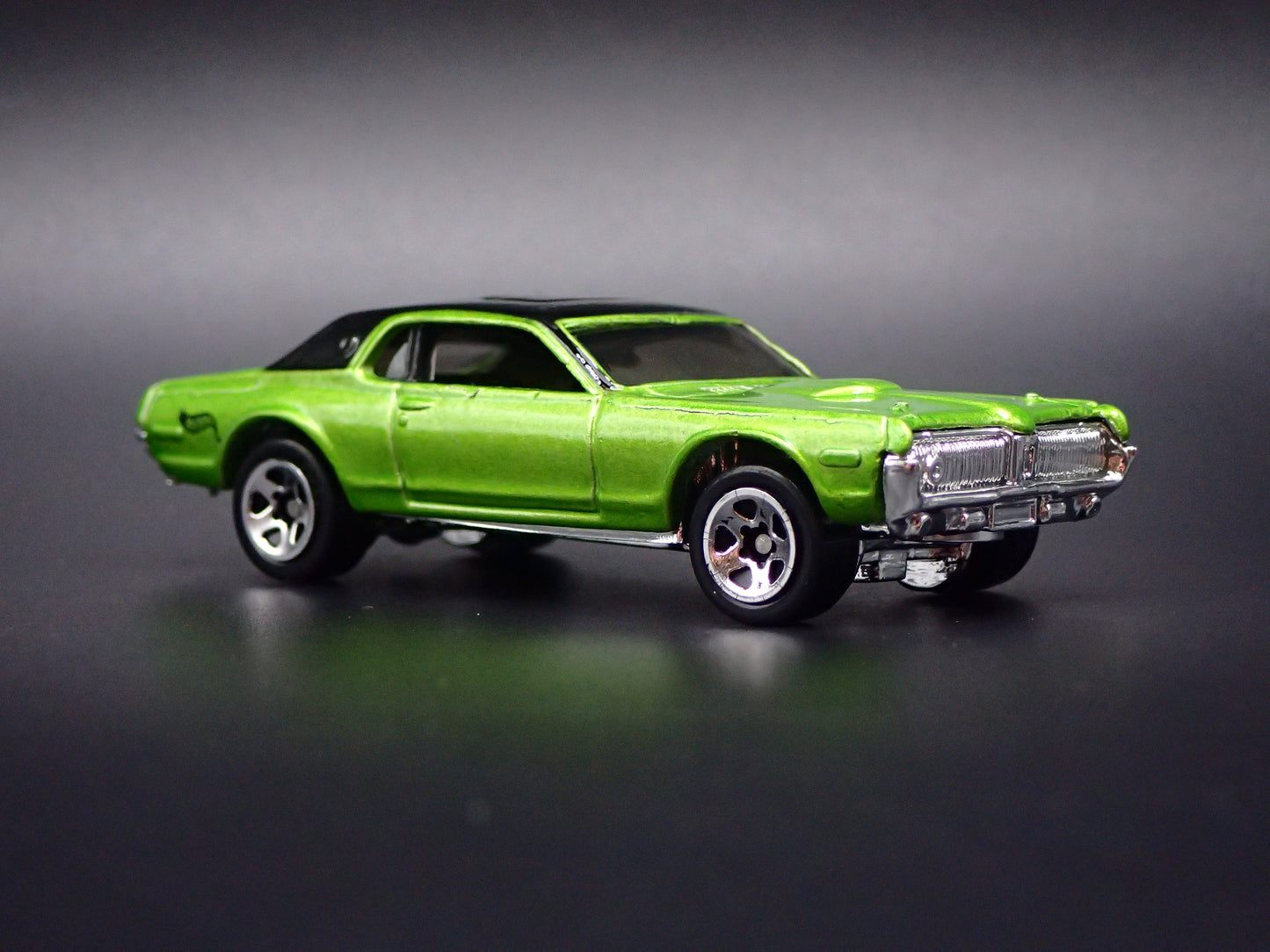 1968 68 MERC MERCURY COUGAR 1/64 SCALE COLLECTIBLE DIORAMA DIECAST MODEL CAR