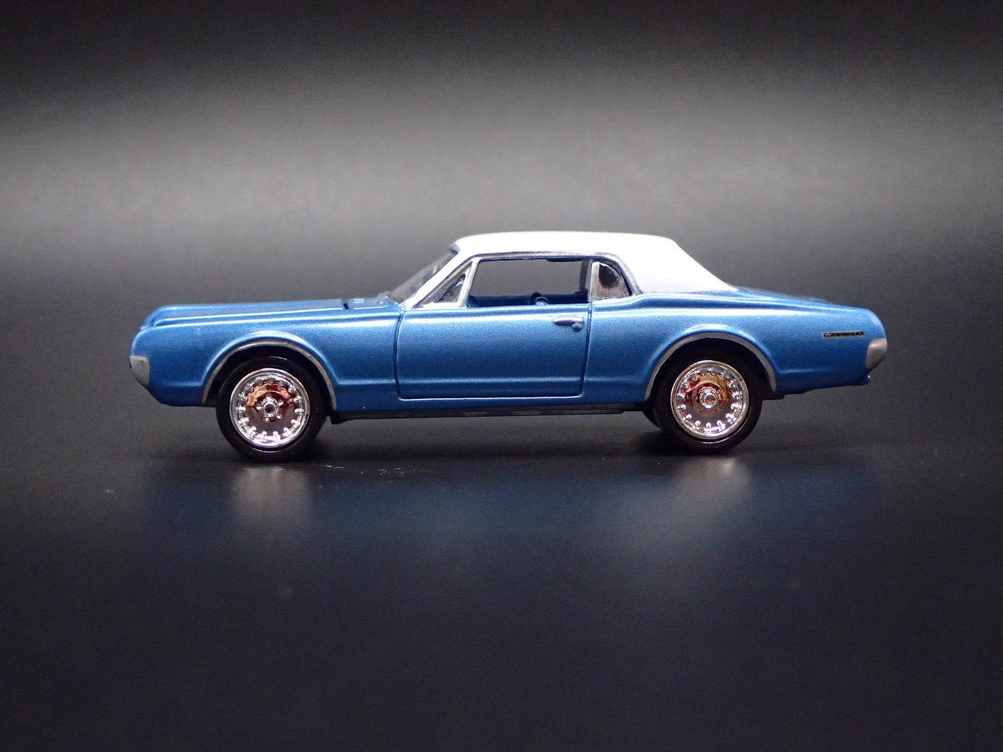 1967 67 MERC MERCURY COUGAR XR7 1:64 SCALE COLLECTIBLE DIORAMA DIECAST MODEL CAR