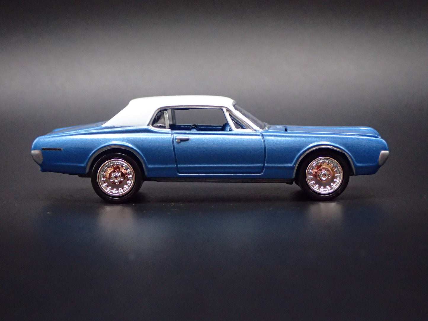 1967 67 MERC MERCURY COUGAR XR7 1:64 SCALE COLLECTIBLE DIORAMA DIECAST MODEL CAR