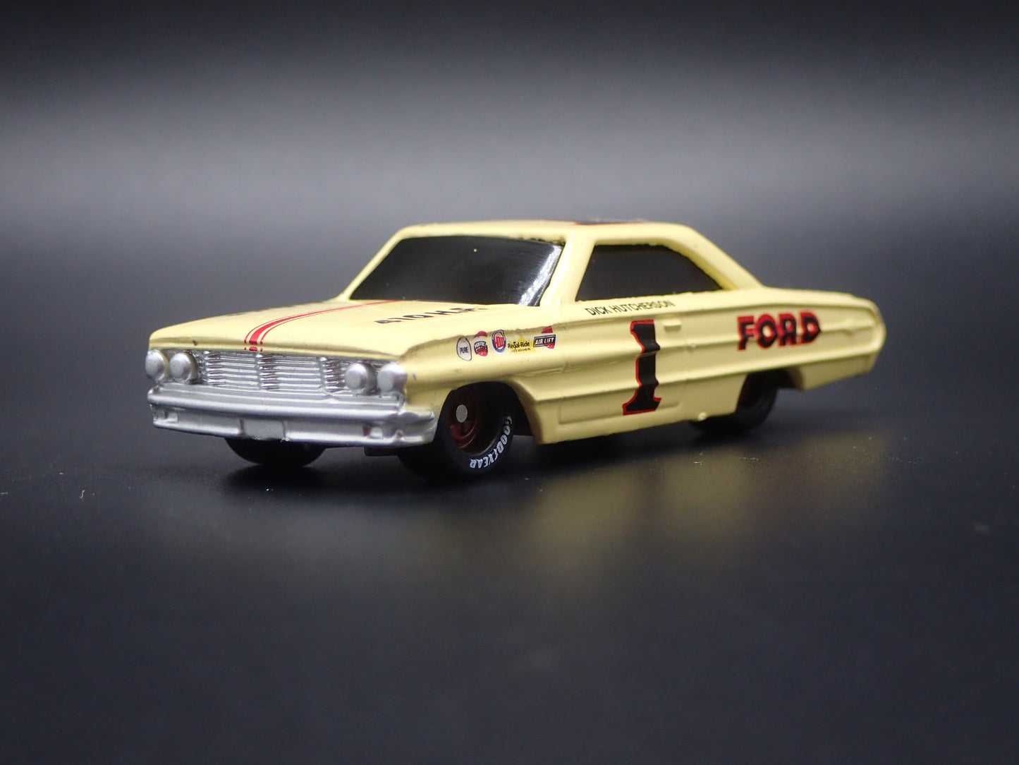 1964 FORD GALAXIE 1 DICK HUTCHERSON NASCAR 1:64 SCALE DIORAMA DIECAST MODEL CAR