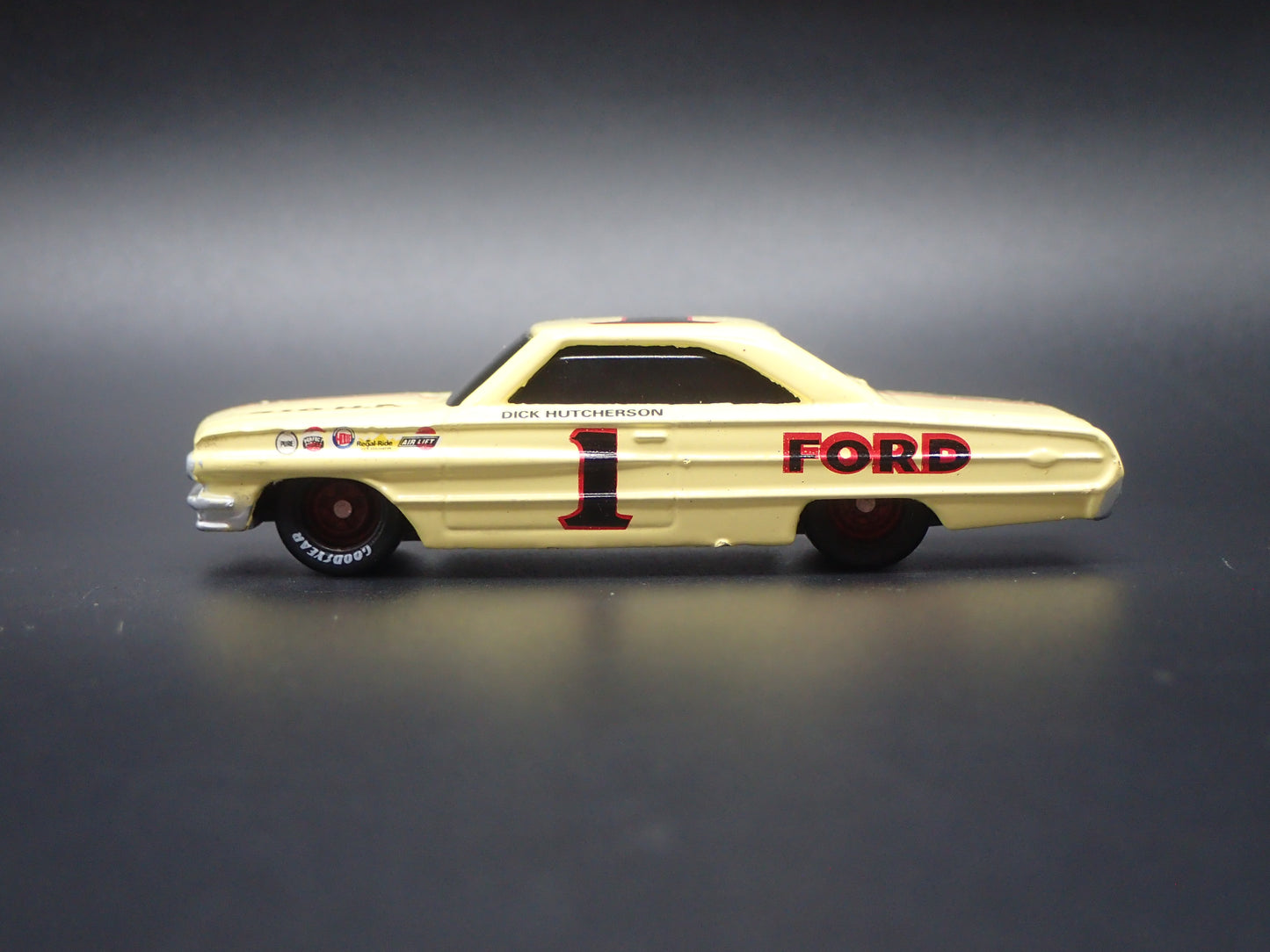 1964 FORD GALAXIE 1 DICK HUTCHERSON NASCAR 1:64 SCALE DIORAMA DIECAST MODEL CAR