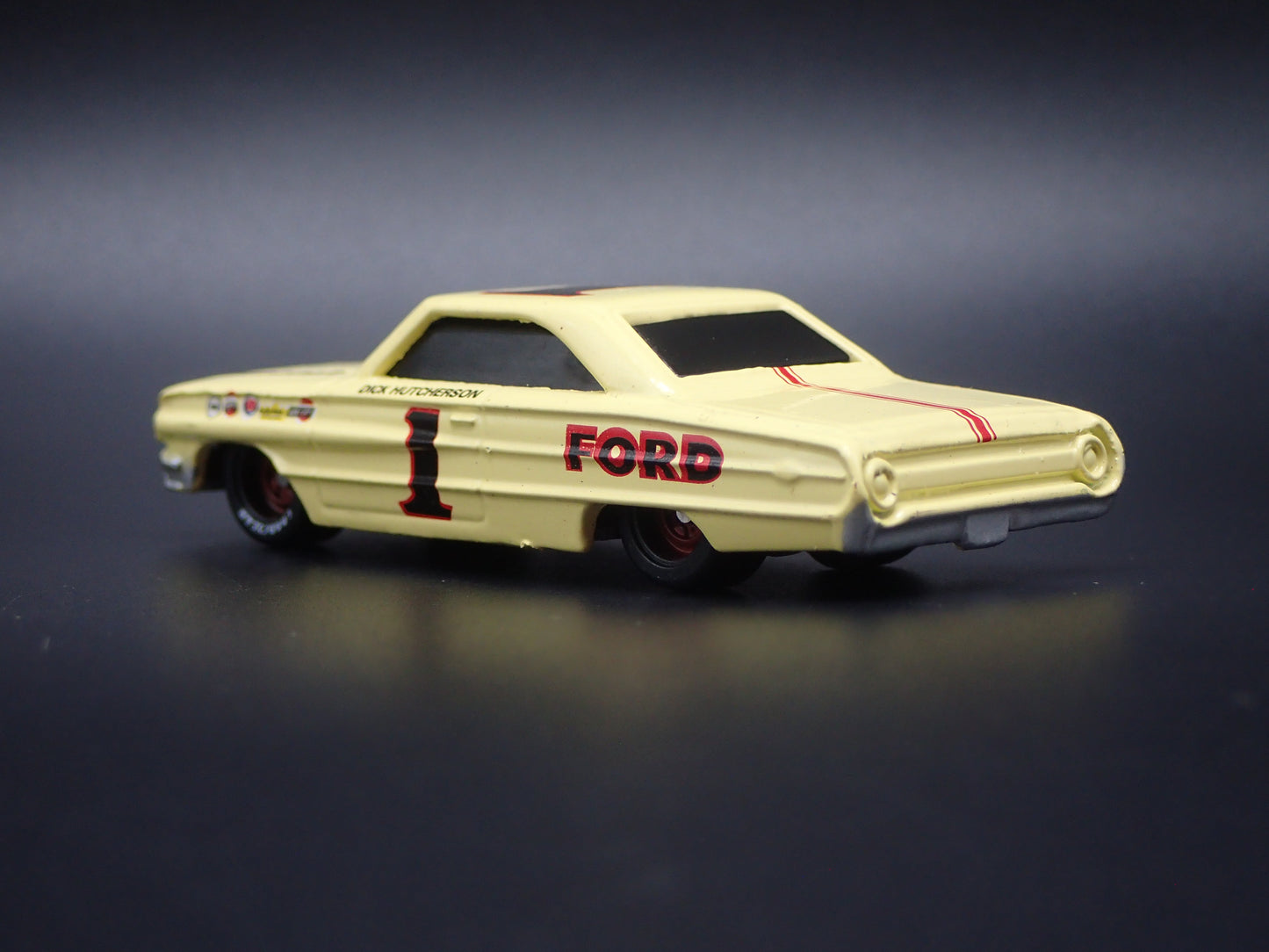 1964 FORD GALAXIE 1 DICK HUTCHERSON NASCAR 1:64 SCALE DIORAMA DIECAST MODEL CAR