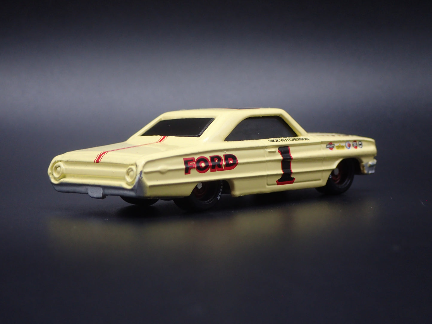 1964 FORD GALAXIE 1 DICK HUTCHERSON NASCAR 1:64 SCALE DIORAMA DIECAST MODEL CAR