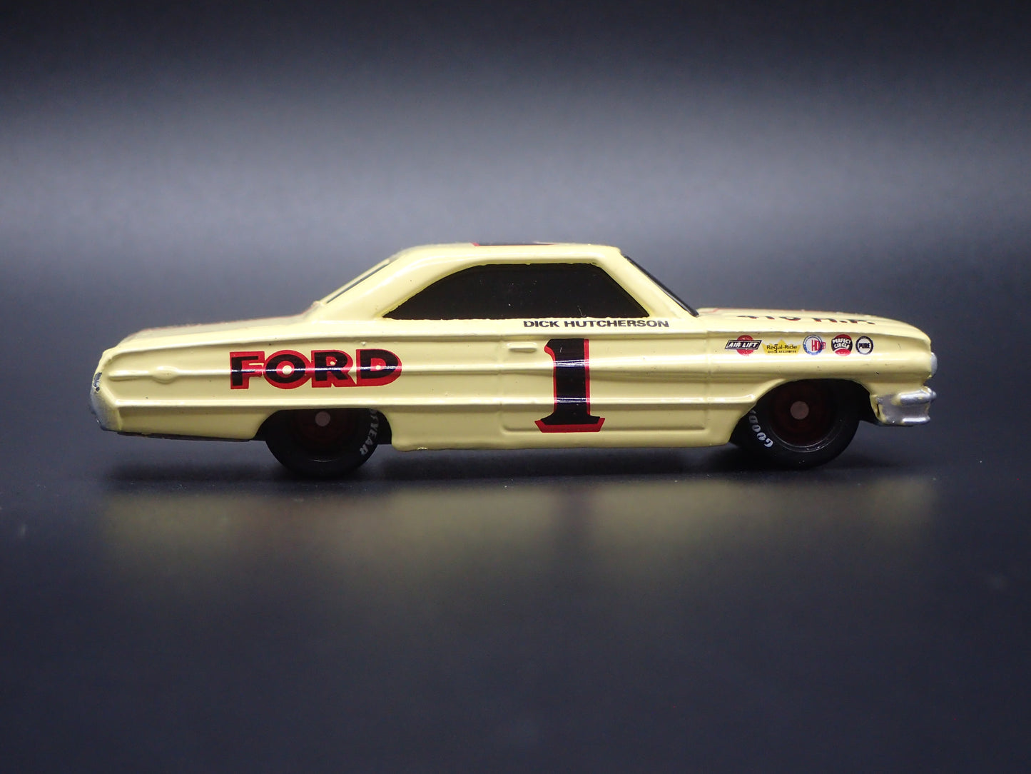 1964 FORD GALAXIE 1 DICK HUTCHERSON NASCAR 1:64 SCALE DIORAMA DIECAST MODEL CAR