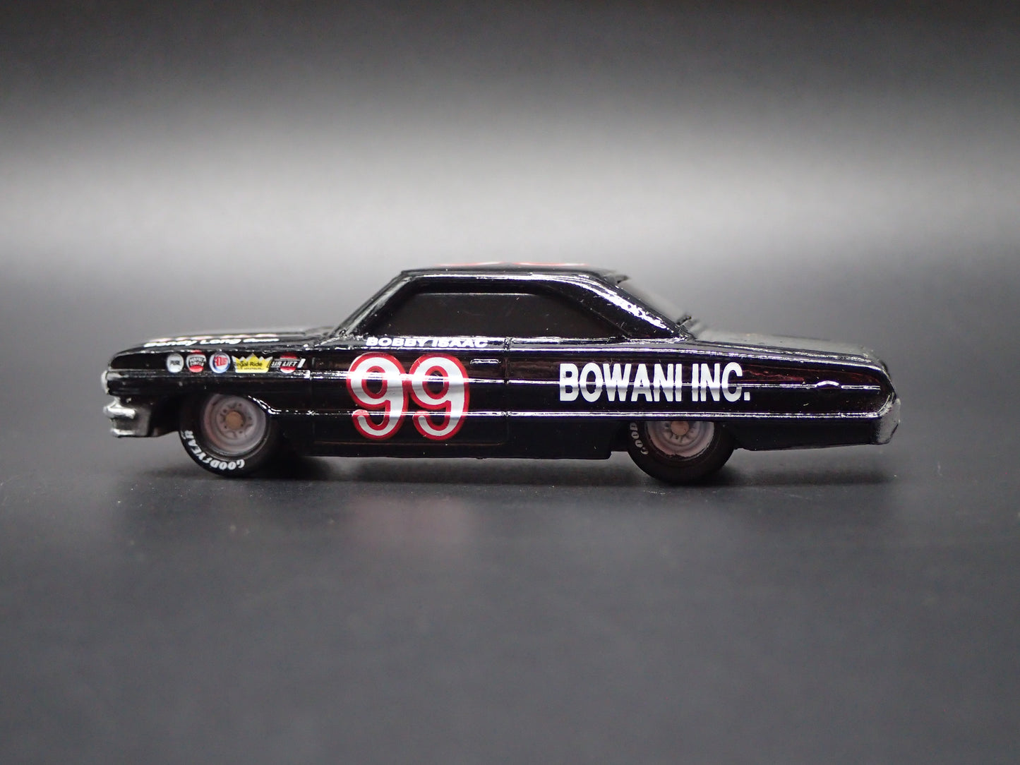 1964 FORD GALAXIE 99 BOBBY ISAAC NASCAR 1:64 SCALE DIORAMA DIECAST MODEL CAR