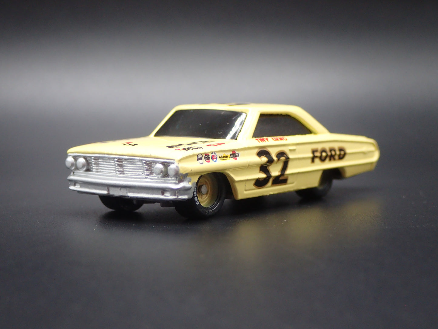 1964 FORD GALAXIE 32 TINY LUND NASCAR 1:64 SCALE DIORAMA DIECAST MODEL CAR