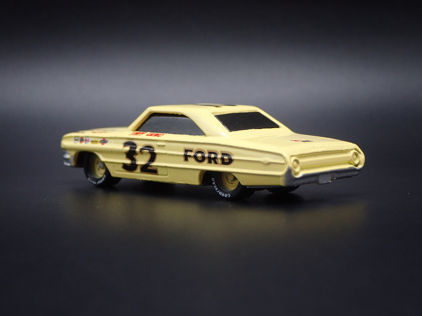 1964 FORD GALAXIE 32 TINY LUND NASCAR 1:64 SCALE DIORAMA DIECAST MODEL CAR