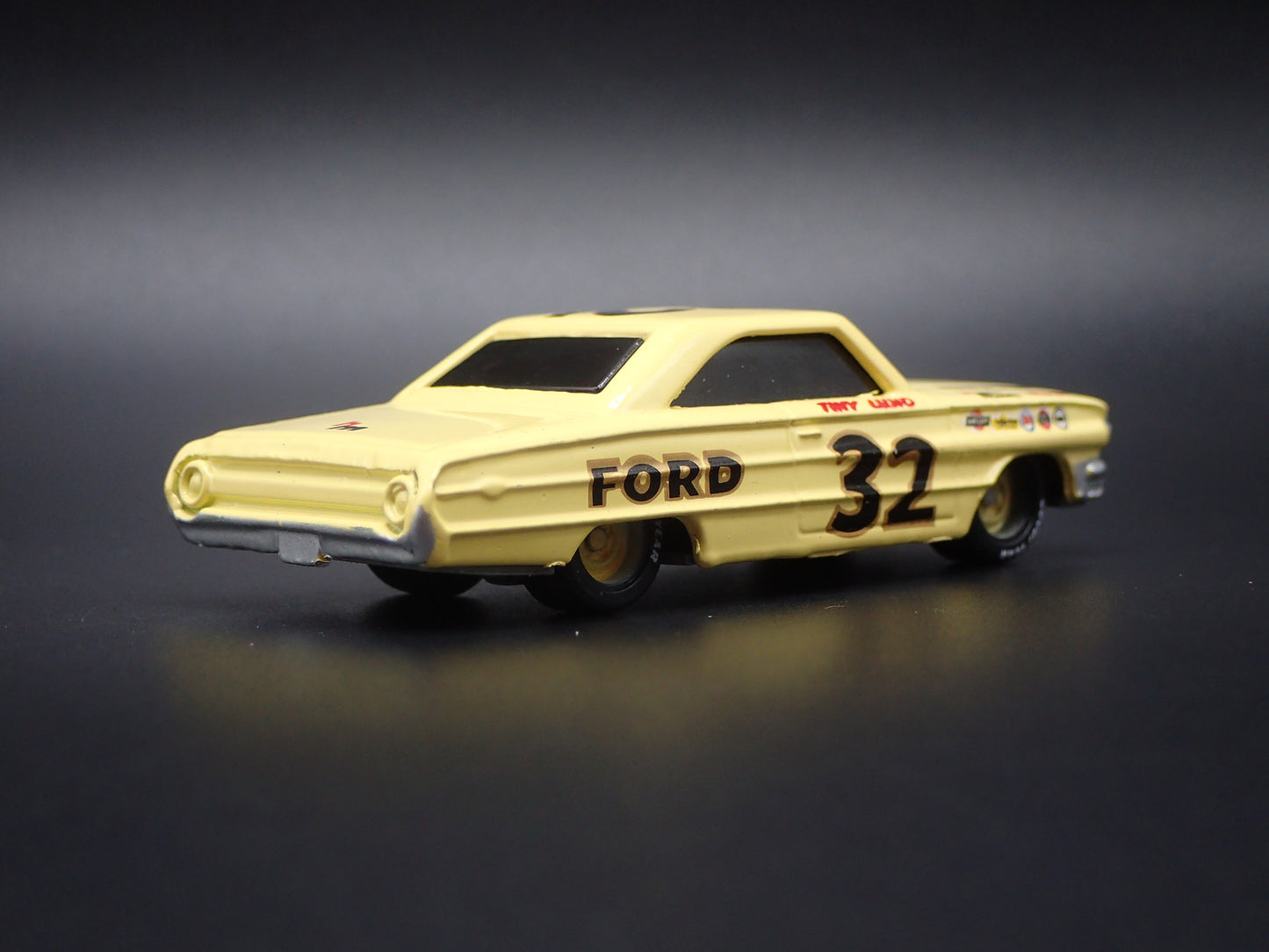 1964 FORD GALAXIE 32 TINY LUND NASCAR 1:64 SCALE DIORAMA DIECAST MODEL CAR
