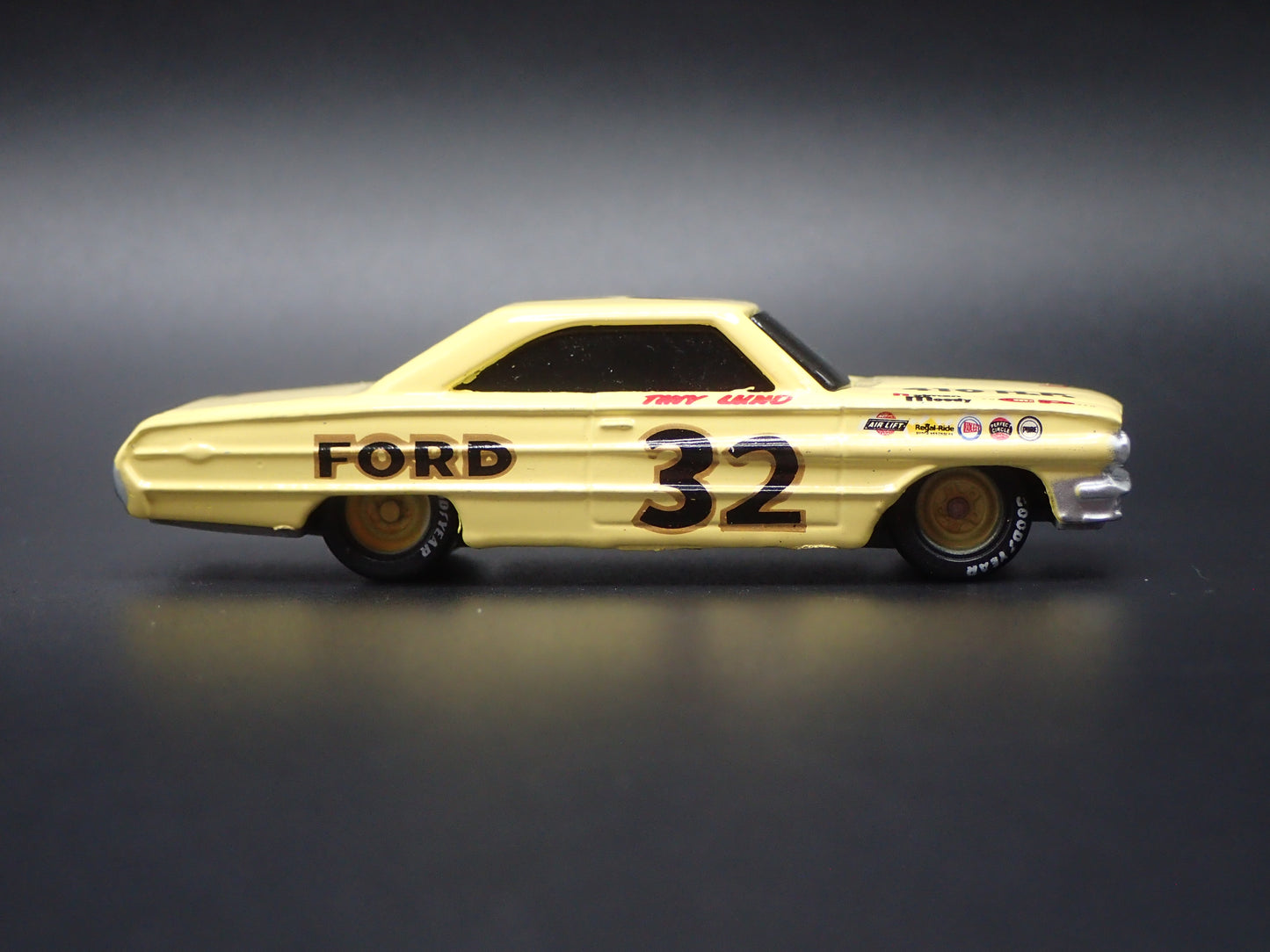 1964 FORD GALAXIE 32 TINY LUND NASCAR 1:64 SCALE DIORAMA DIECAST MODEL CAR
