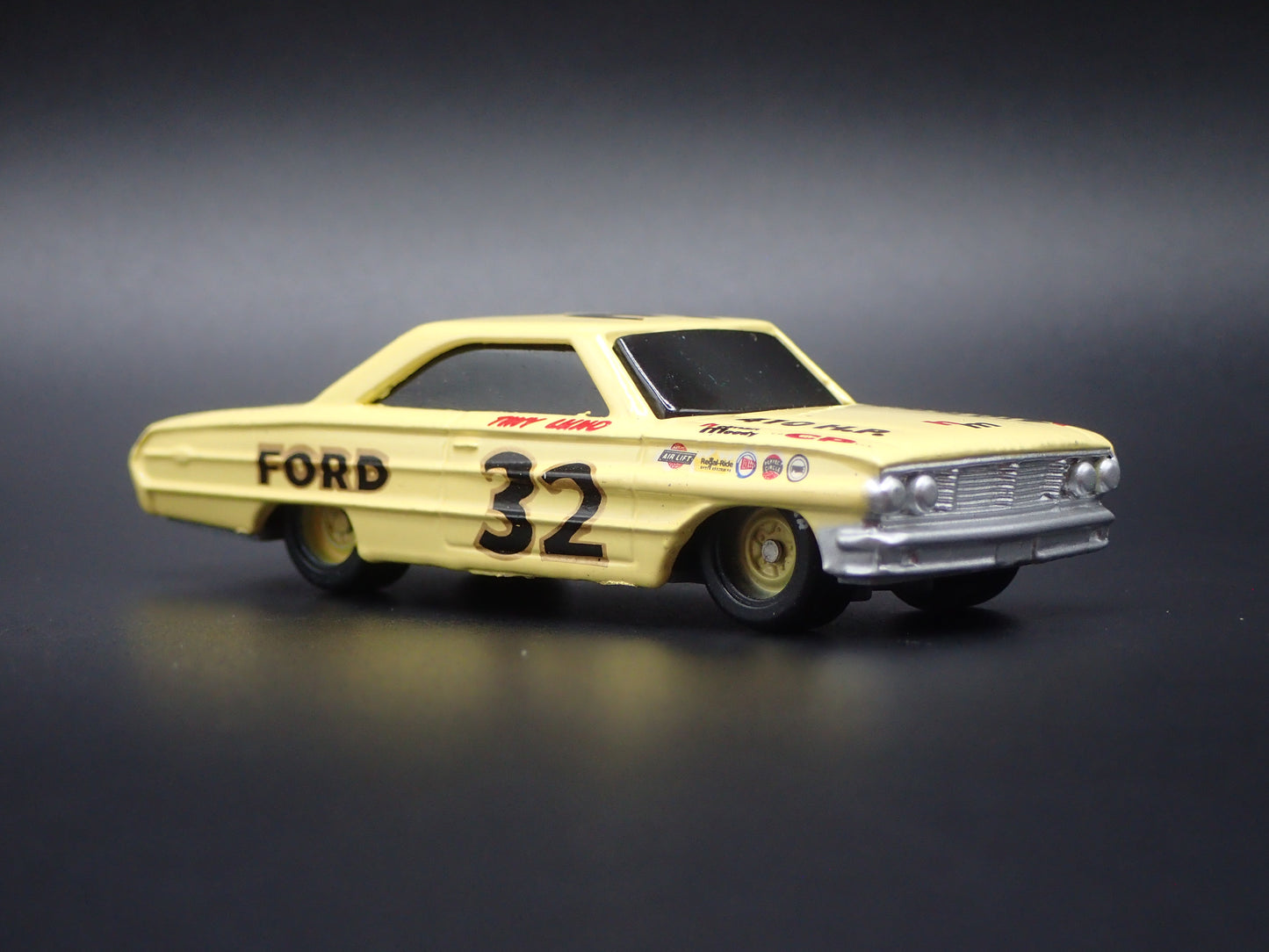 1964 FORD GALAXIE 32 TINY LUND NASCAR 1:64 SCALE DIORAMA DIECAST MODEL CAR