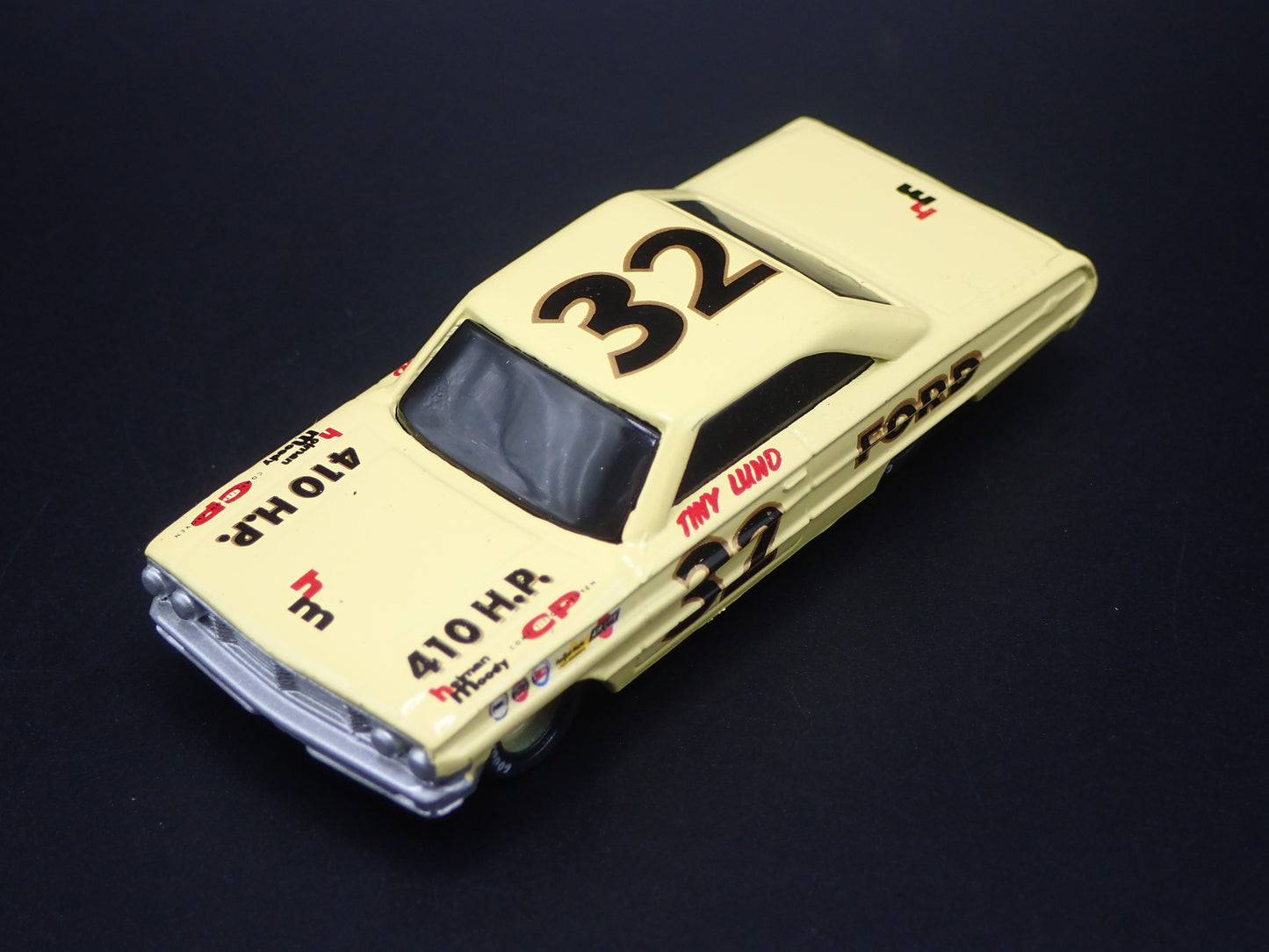 1964 FORD GALAXIE 32 TINY LUND NASCAR 1:64 SCALE DIORAMA DIECAST MODEL CAR