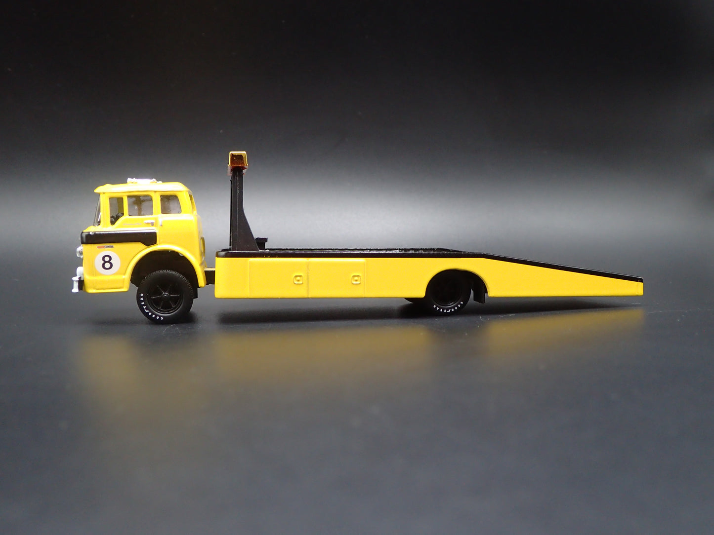1970 70 FORD COE C600 CAR HAULER RAMP TRUCK YELLOW 1:64 SCALE DIECAST MODEL CAR