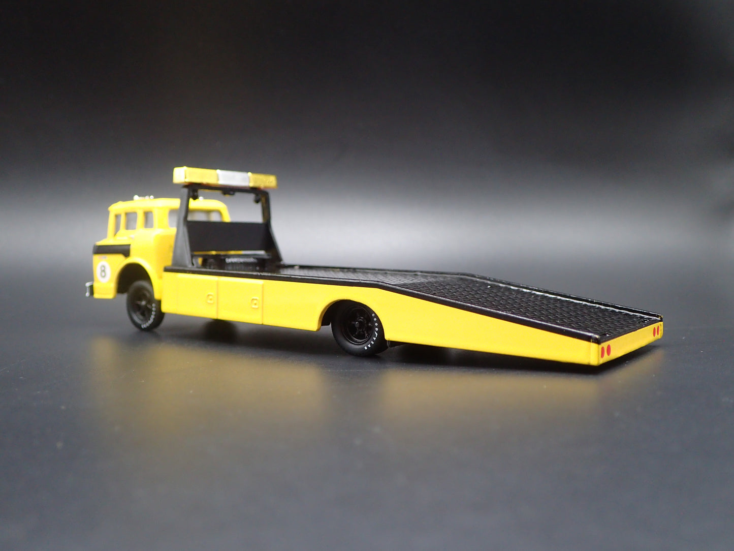 1970 70 FORD COE C600 CAR HAULER RAMP TRUCK YELLOW 1:64 SCALE DIECAST MODEL CAR