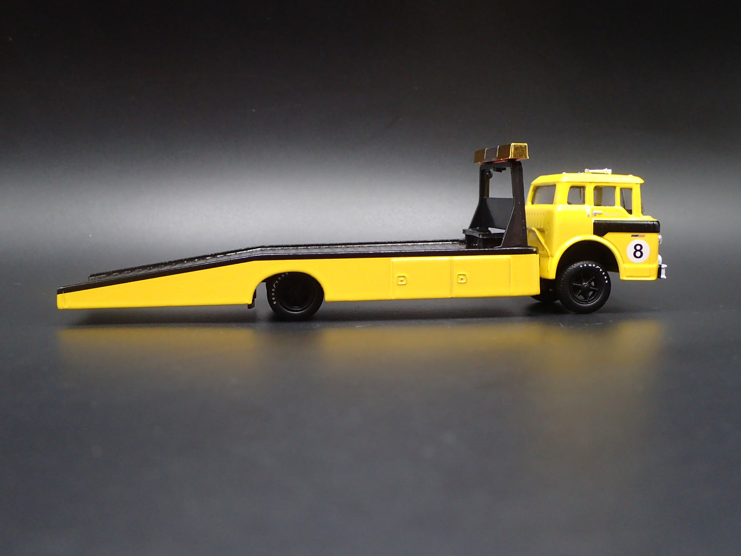 1970 70 FORD COE C600 CAR HAULER RAMP TRUCK YELLOW 1:64 SCALE DIECAST MODEL CAR