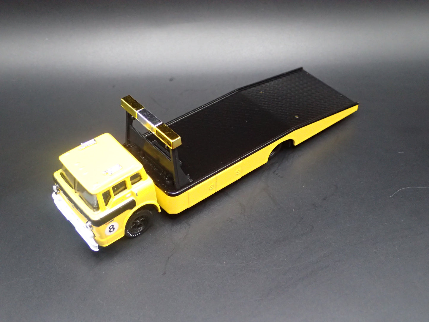 1970 70 FORD COE C600 CAR HAULER RAMP TRUCK YELLOW 1:64 SCALE DIECAST MODEL CAR