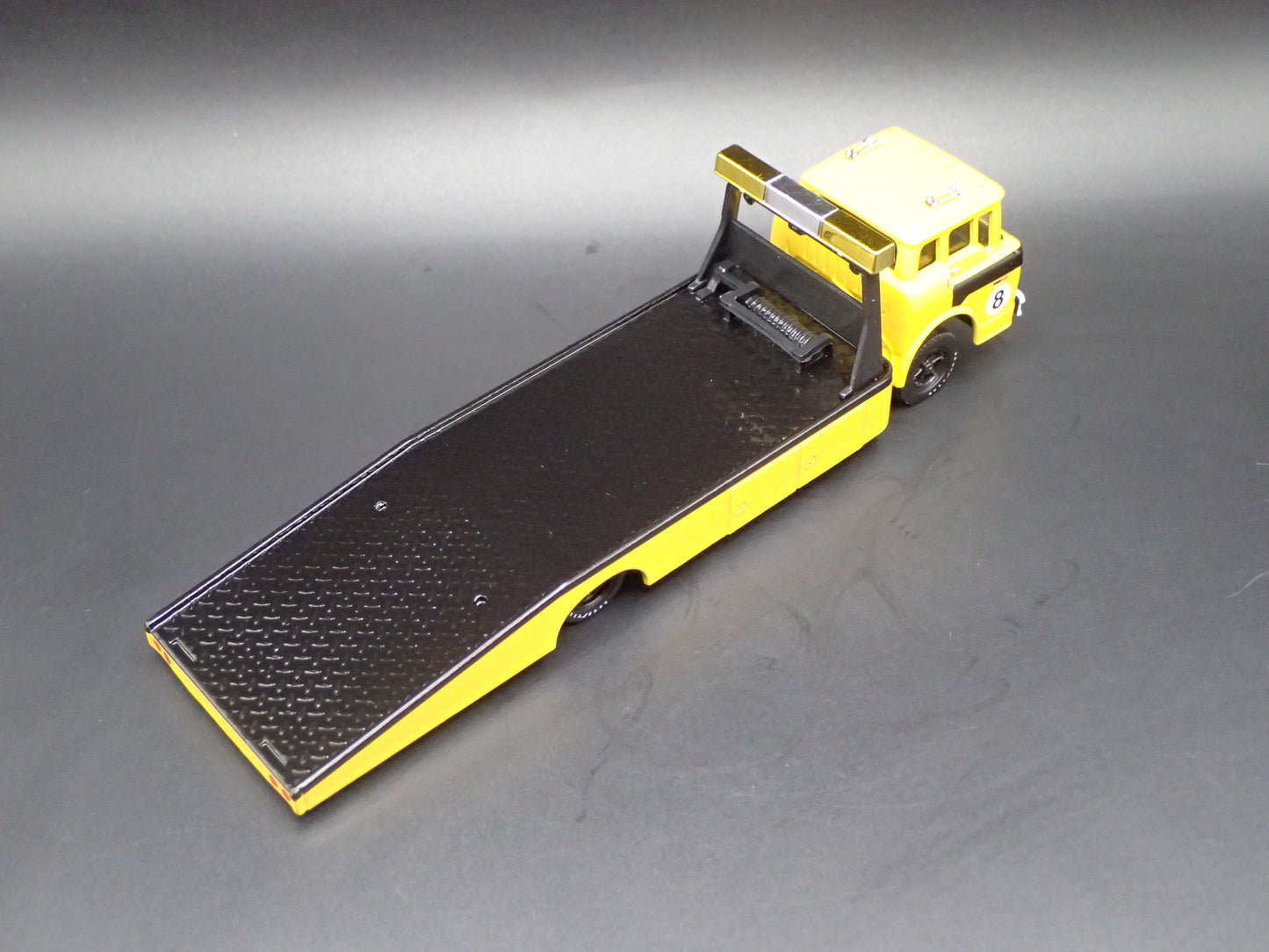 1970 70 FORD COE C600 CAR HAULER RAMP TRUCK YELLOW 1:64 SCALE DIECAST MODEL CAR